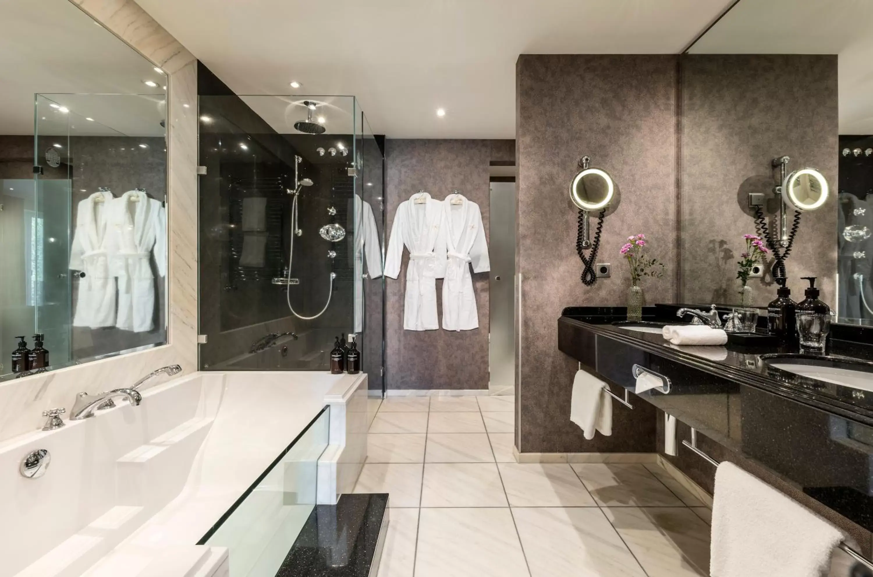 Shower, Bathroom in Parkhotel Bremen – ein Mitglied der Hommage Luxury Hotels Collection