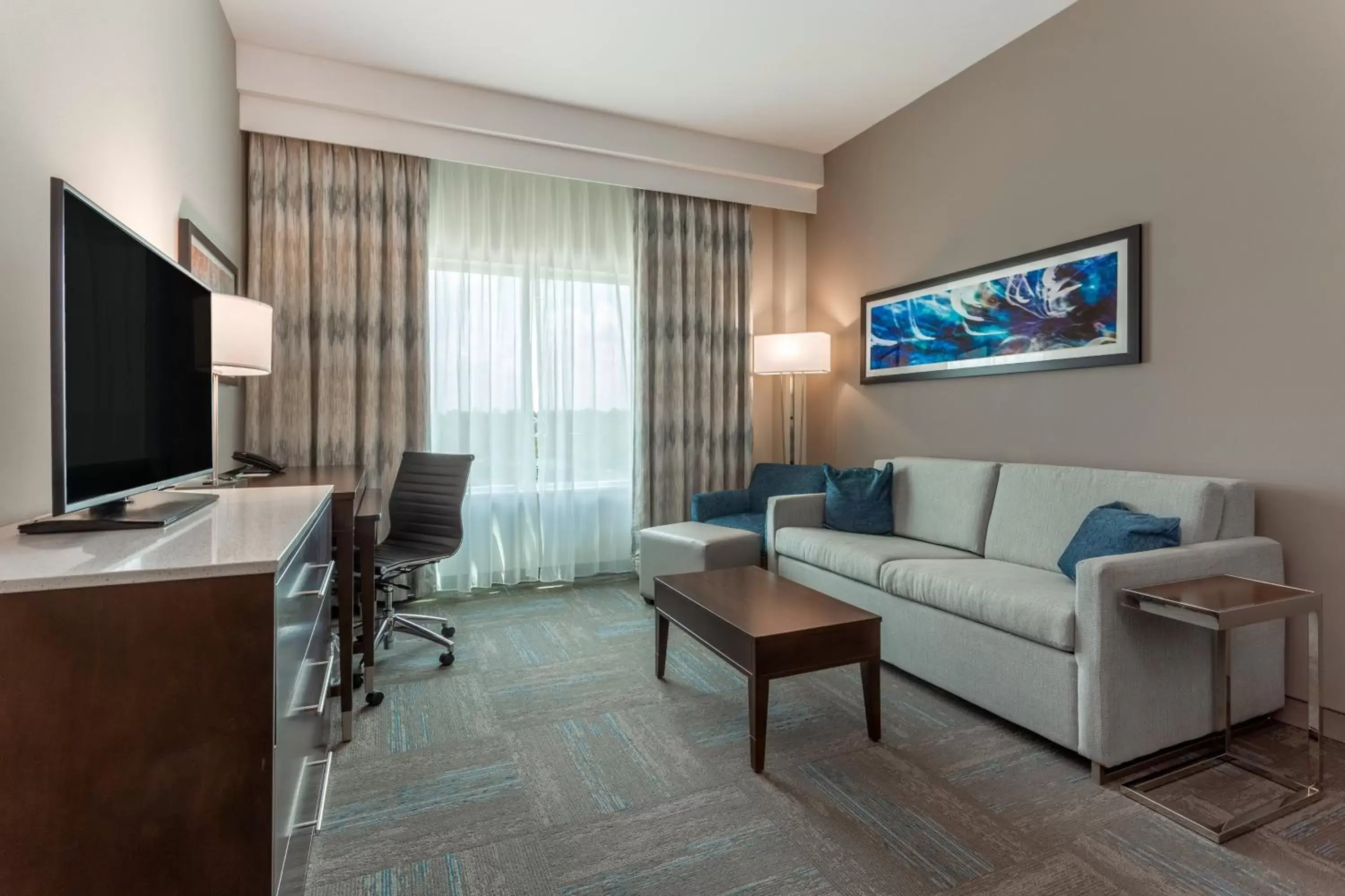 Photo of the whole room, Seating Area in Holiday Inn & Suites - Jefferson City, an IHG Hotel