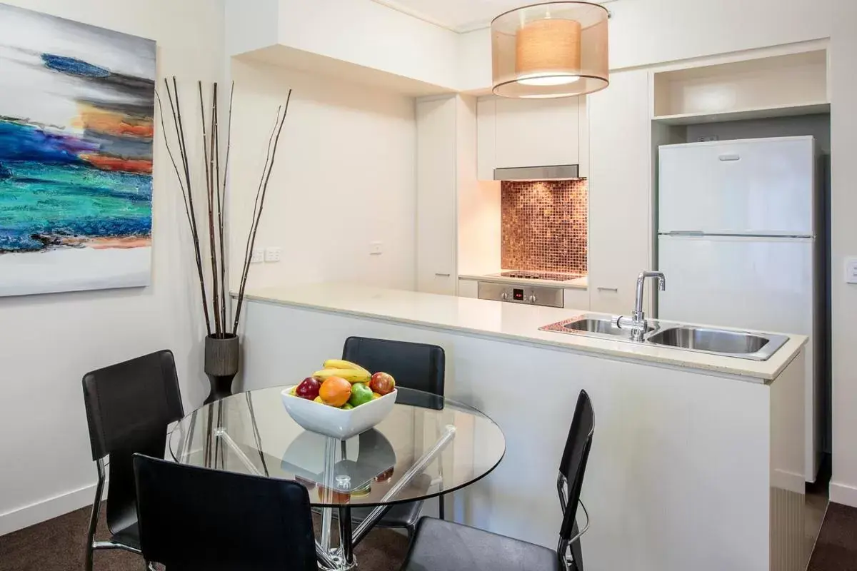 Dining area, Kitchen/Kitchenette in Evolution Apartments