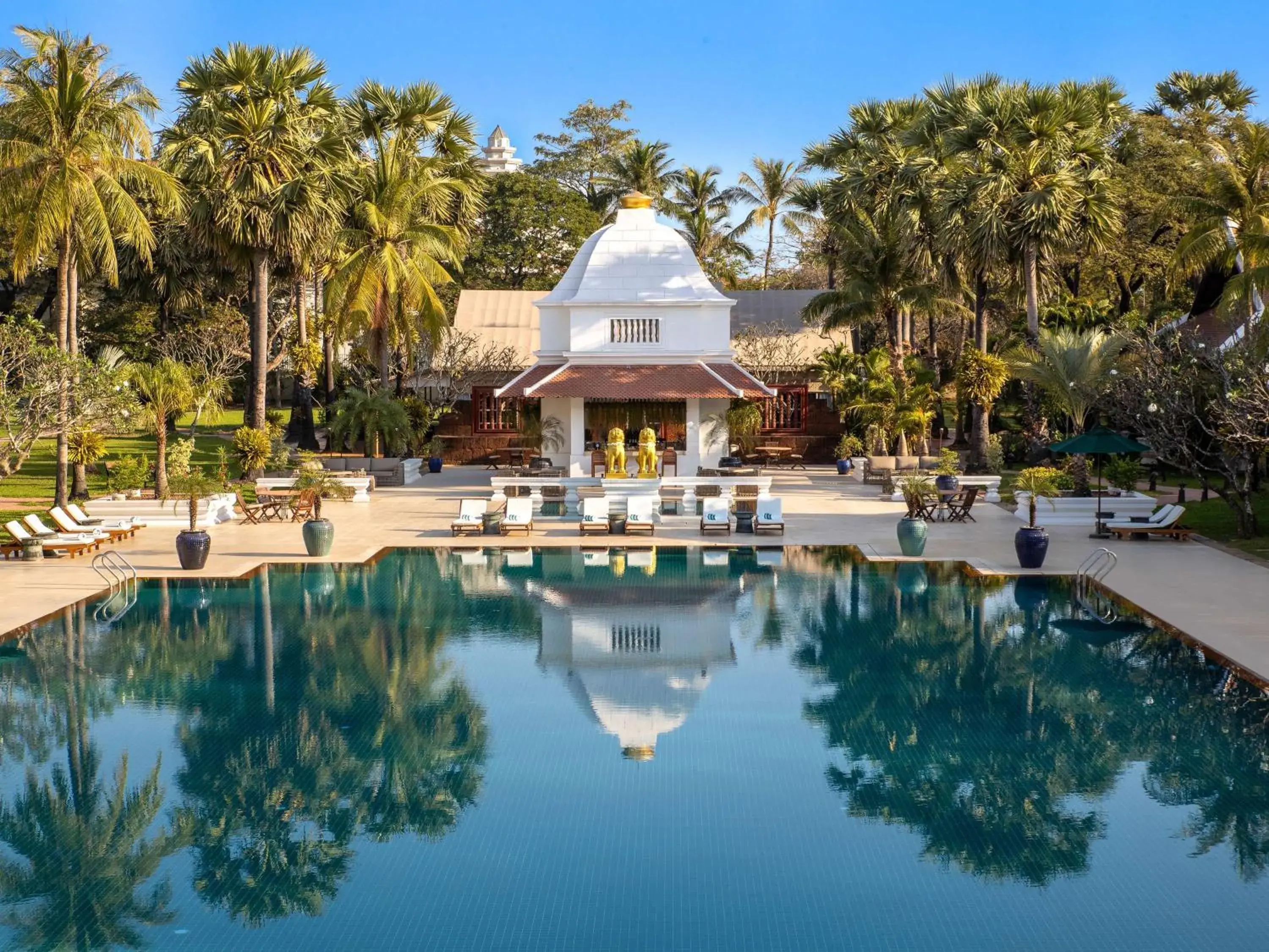 Lounge or bar, Swimming Pool in Raffles Grand Hotel d'Angkor