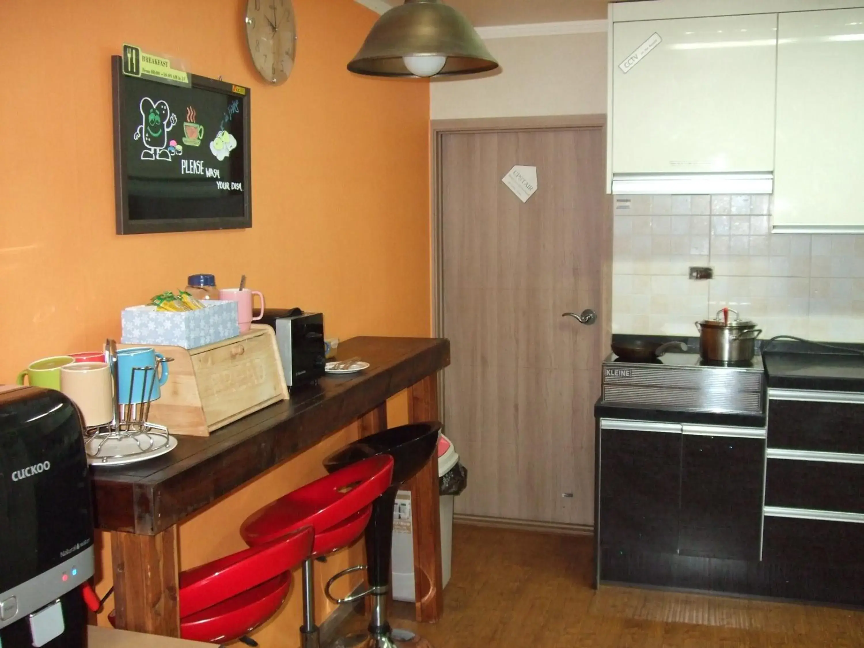 Communal kitchen, TV/Entertainment Center in Birdsnest Hostel Hongdae