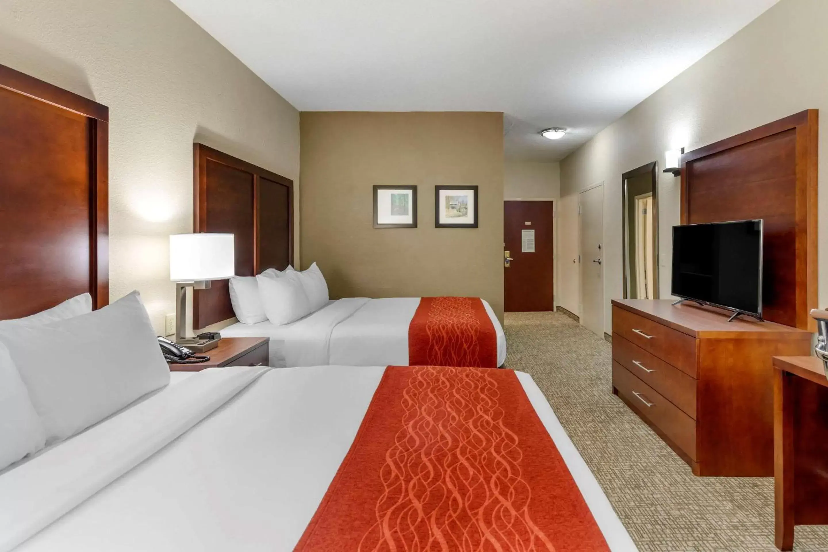 Photo of the whole room, Bed in Comfort Inn & Suites