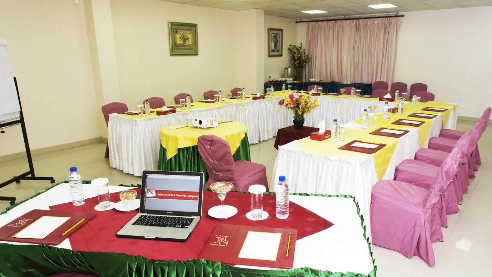 Restaurant/places to eat in Safeer Plaza Hotel