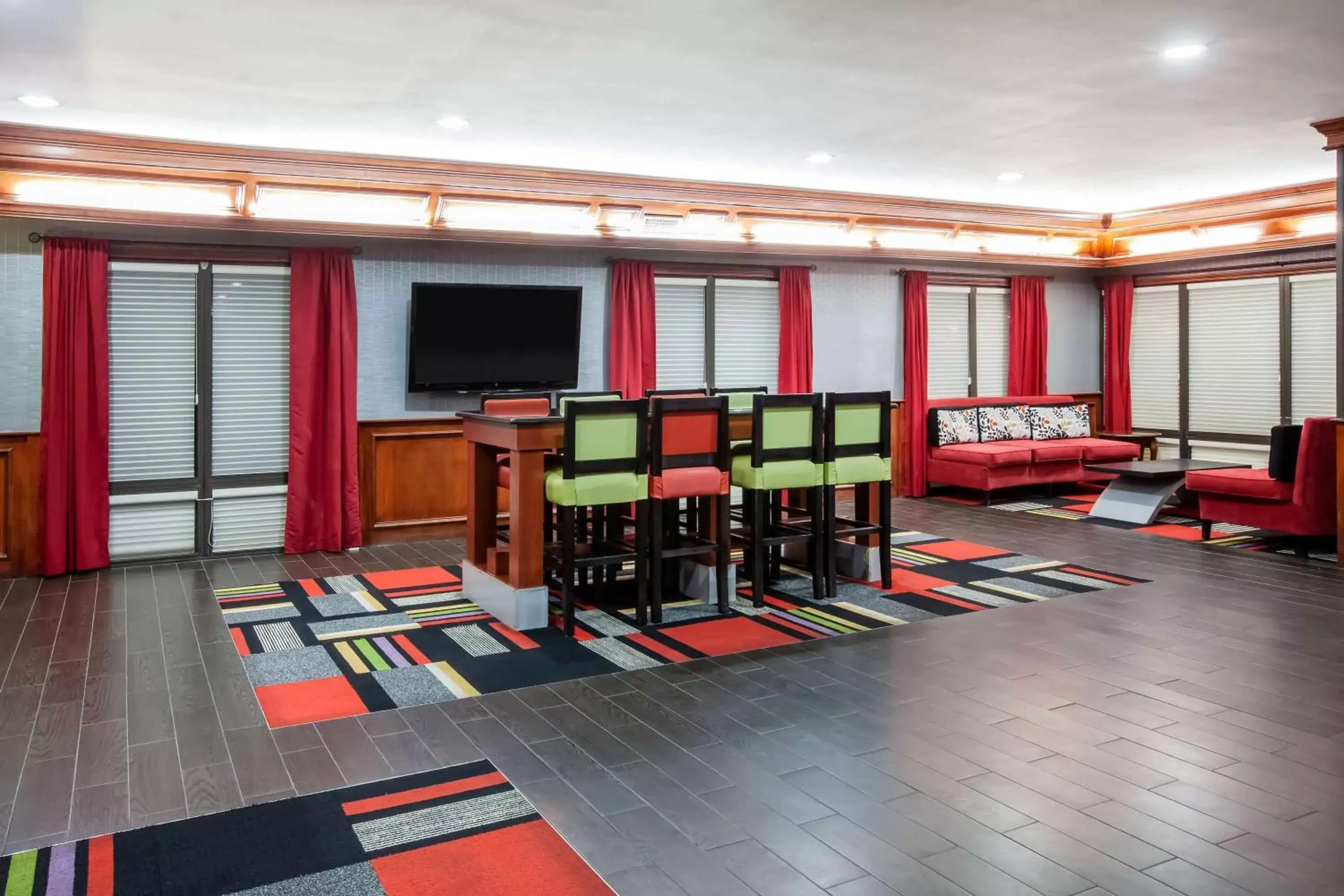 Communal lounge/ TV room, Bed in Days Inn & Suites by Wyndham Tyler Communal lounge/ TV room, Bed in Days Inn & Suites by Wyndham Tyler