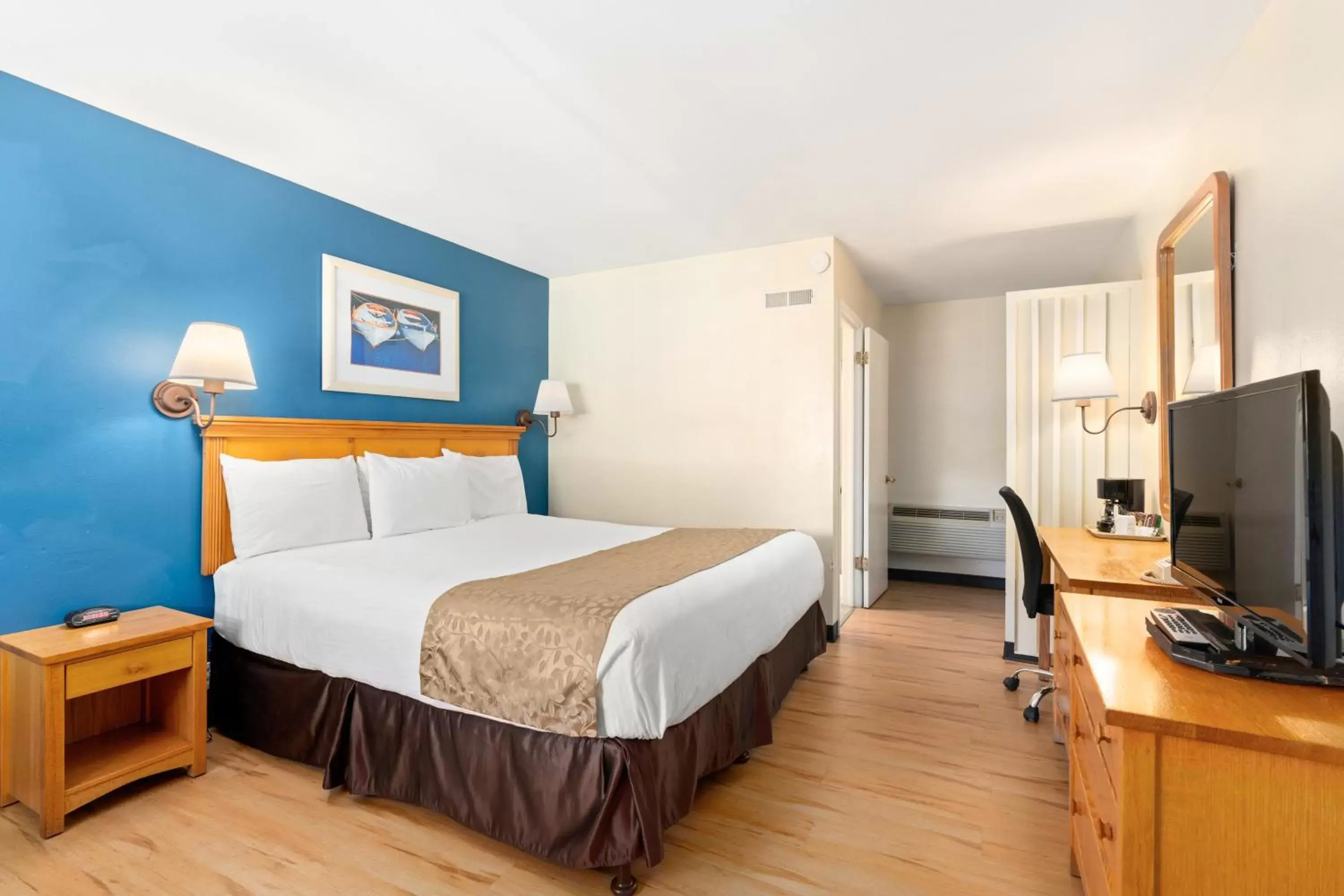Photo of the whole room, Bed in Skylark Shores Resort