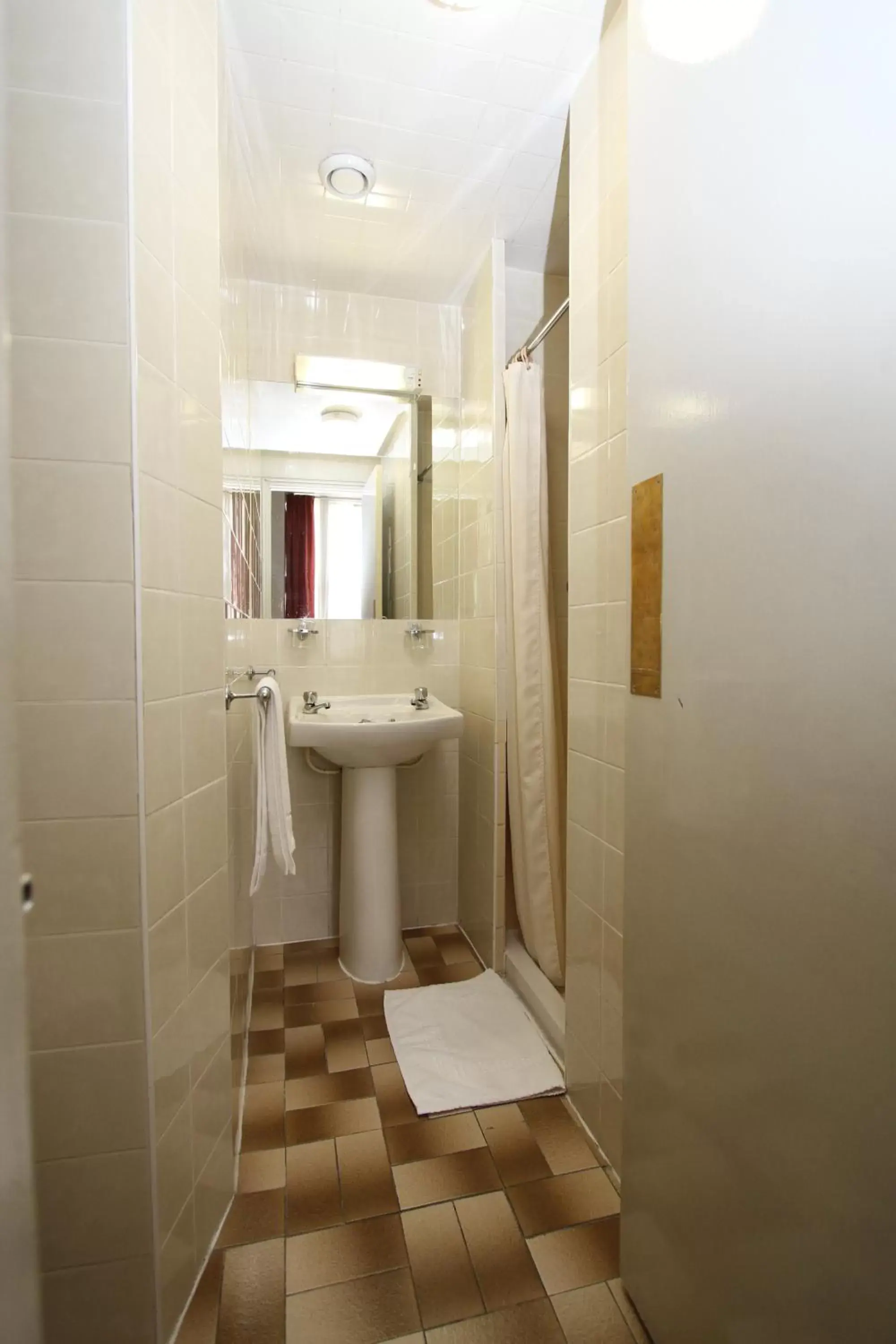Bathroom in Ridgemount Hotel