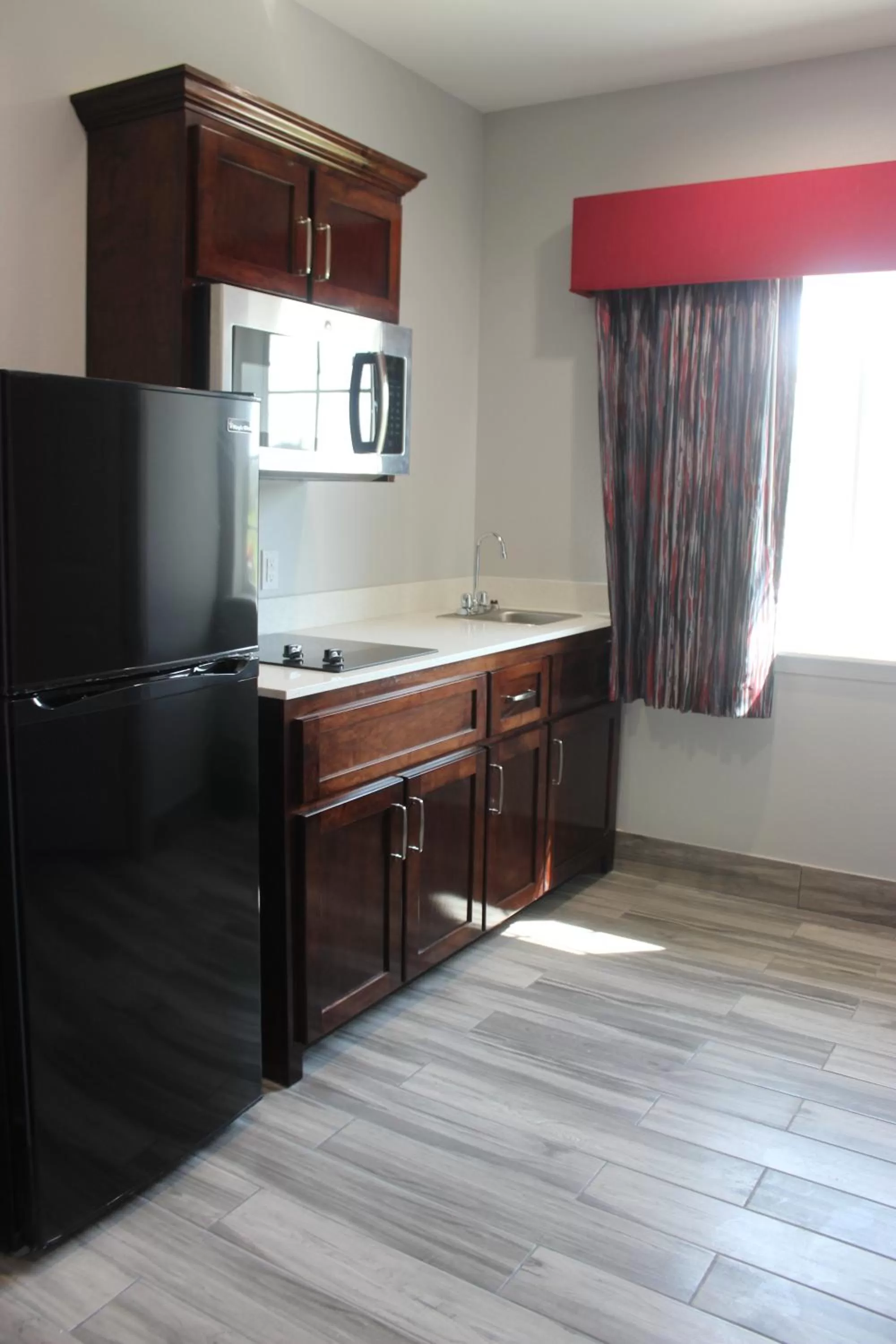 Kitchen or kitchenette in Paris Inn & Suites