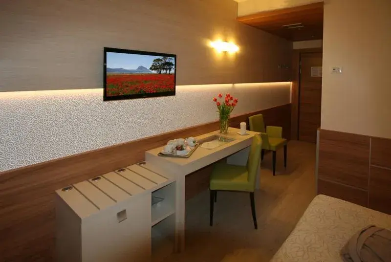 Seating area, TV/Entertainment Center in Hotel Victoria