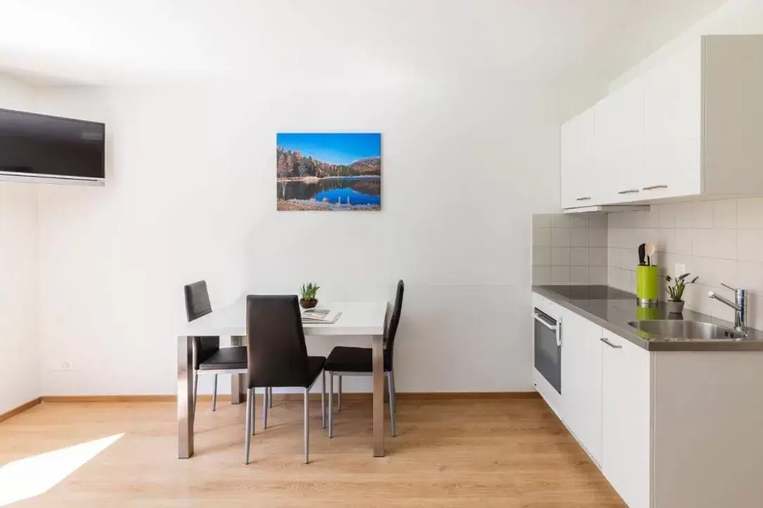 Kitchen or kitchenette, Dining Area in b&b River Inn