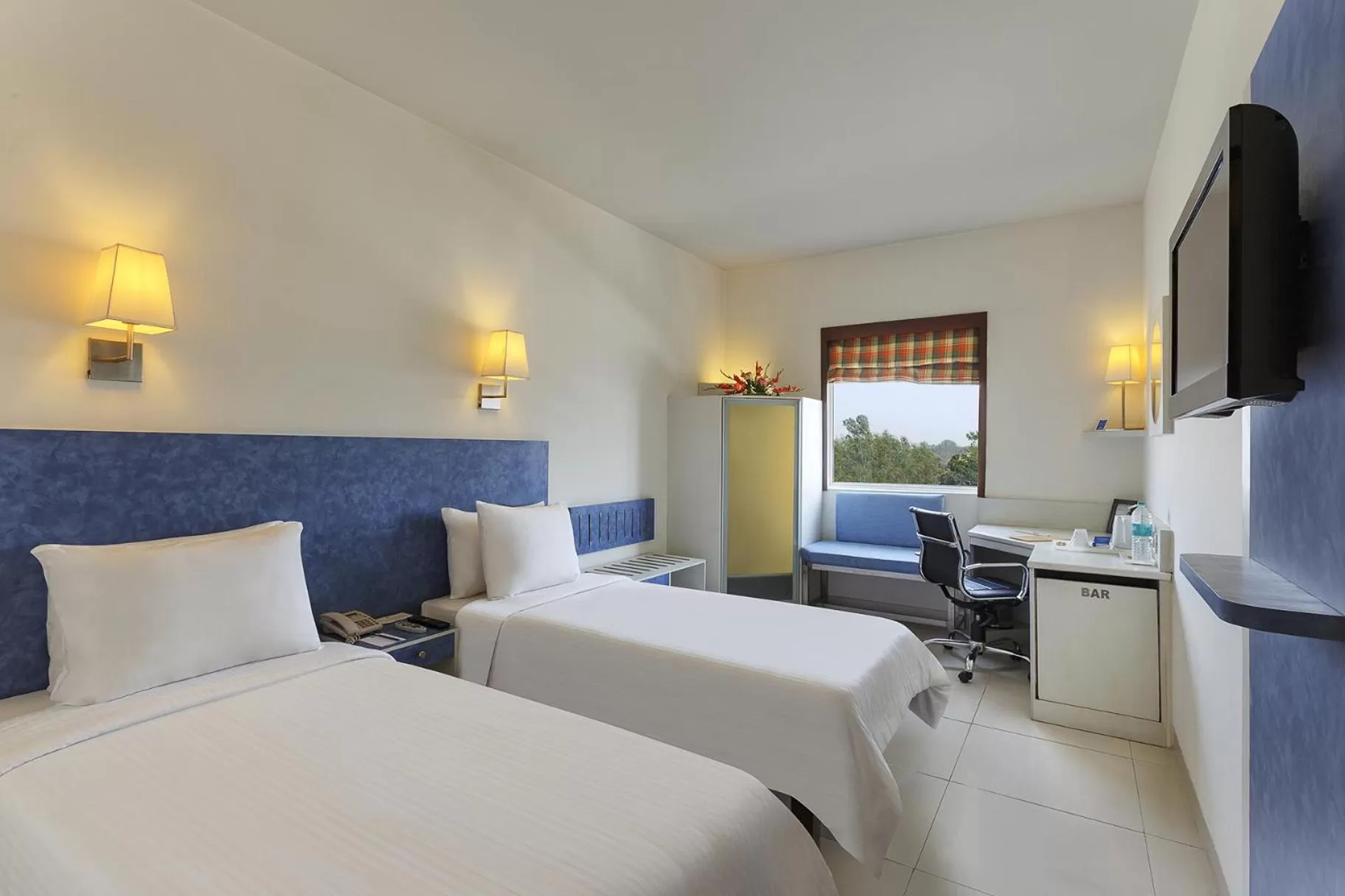 Bedroom, Bed in Hometel Roorkee