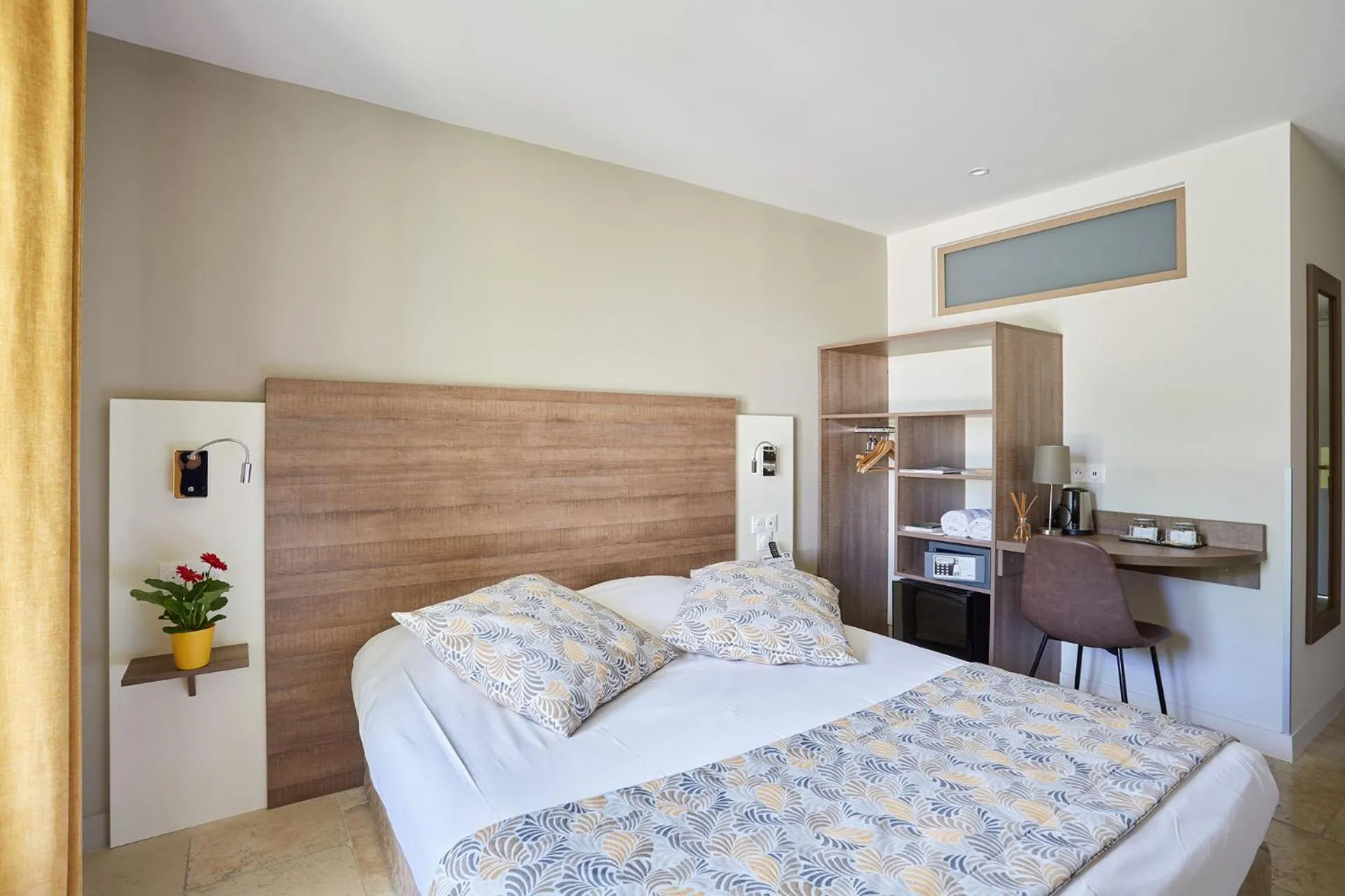 Bed in Logis Hôtel Le Rodin