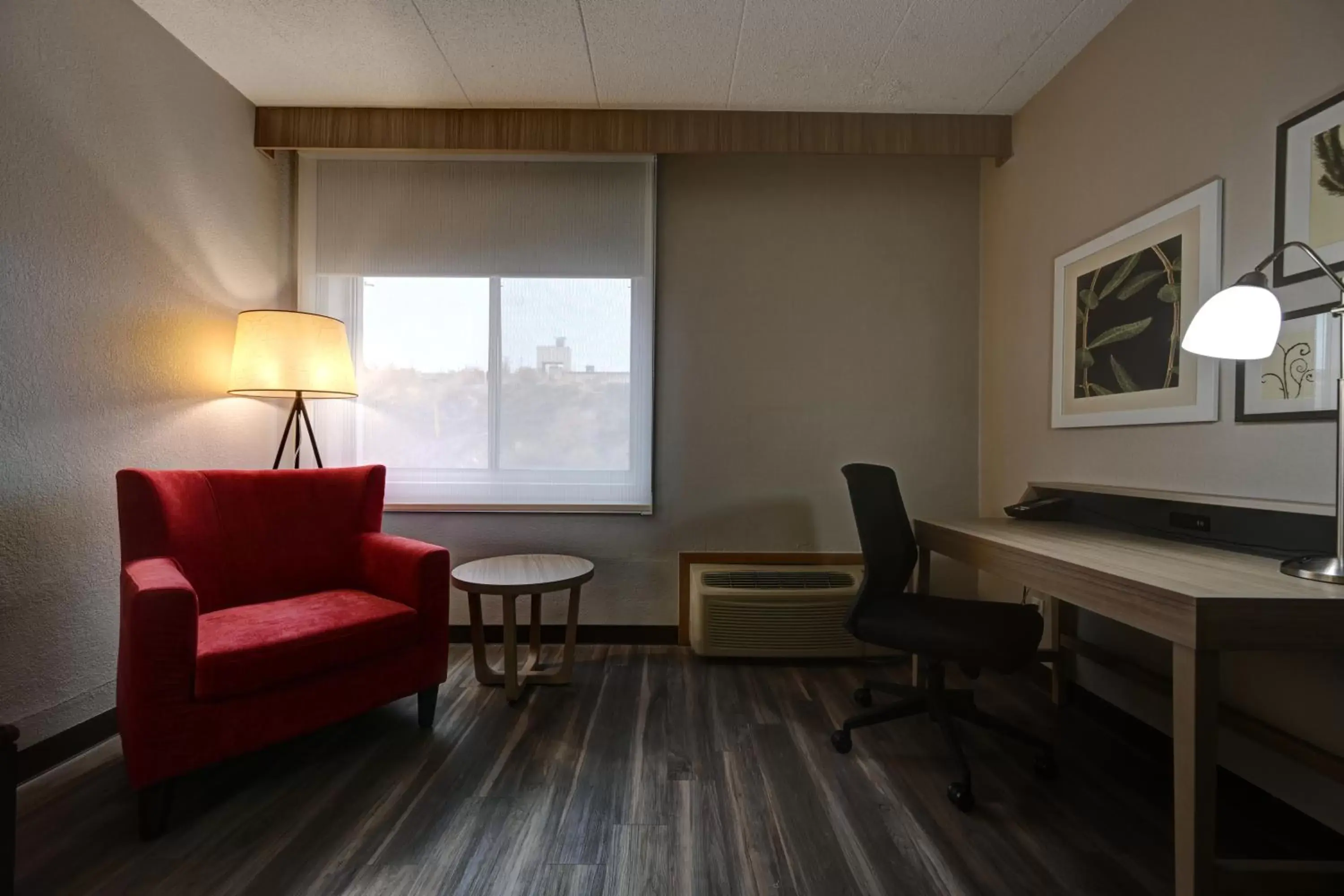 Seating Area in Country Inn & Suites by Radisson, Pierre, SD