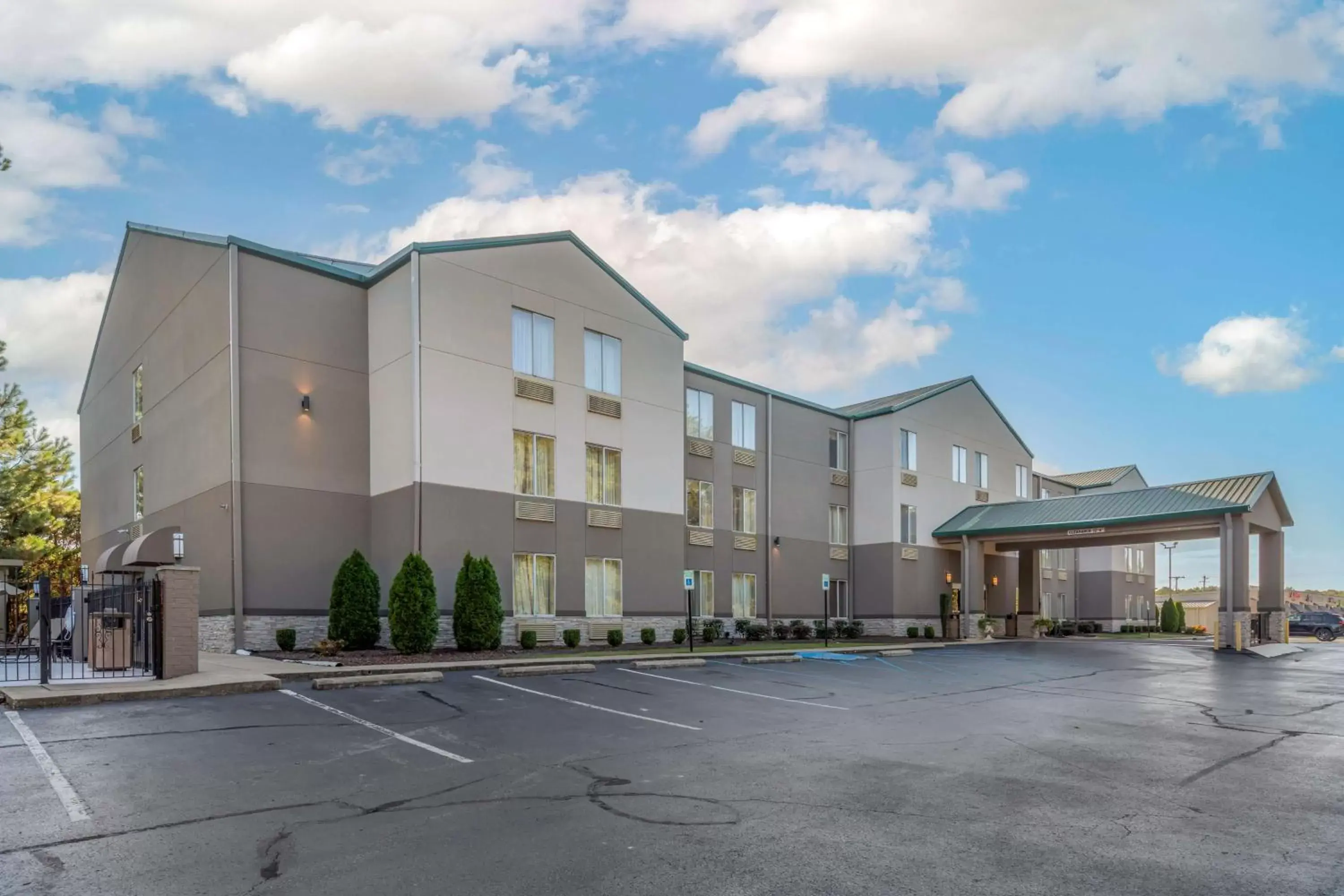 Property Building in Best Western Plus Russellville Hotel & Suites