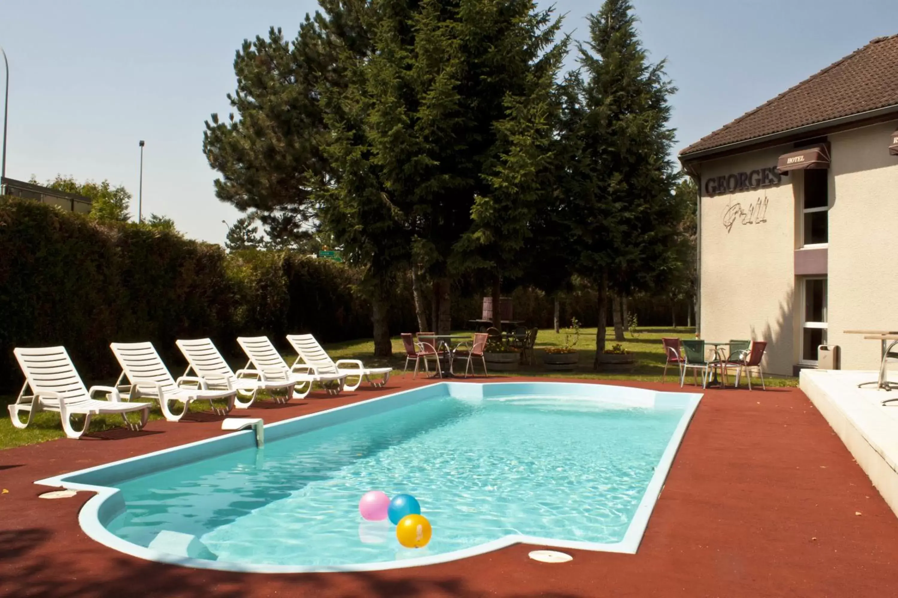 Day, Swimming Pool in Kyriad Nuits-Saint-Georges