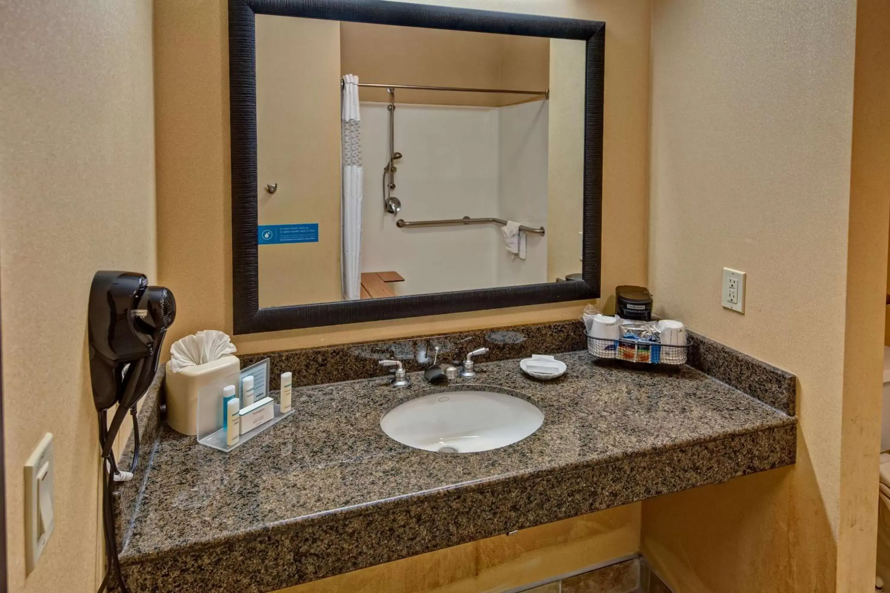 Bed, Bathroom in Hampton Inn & Suites Corsicana