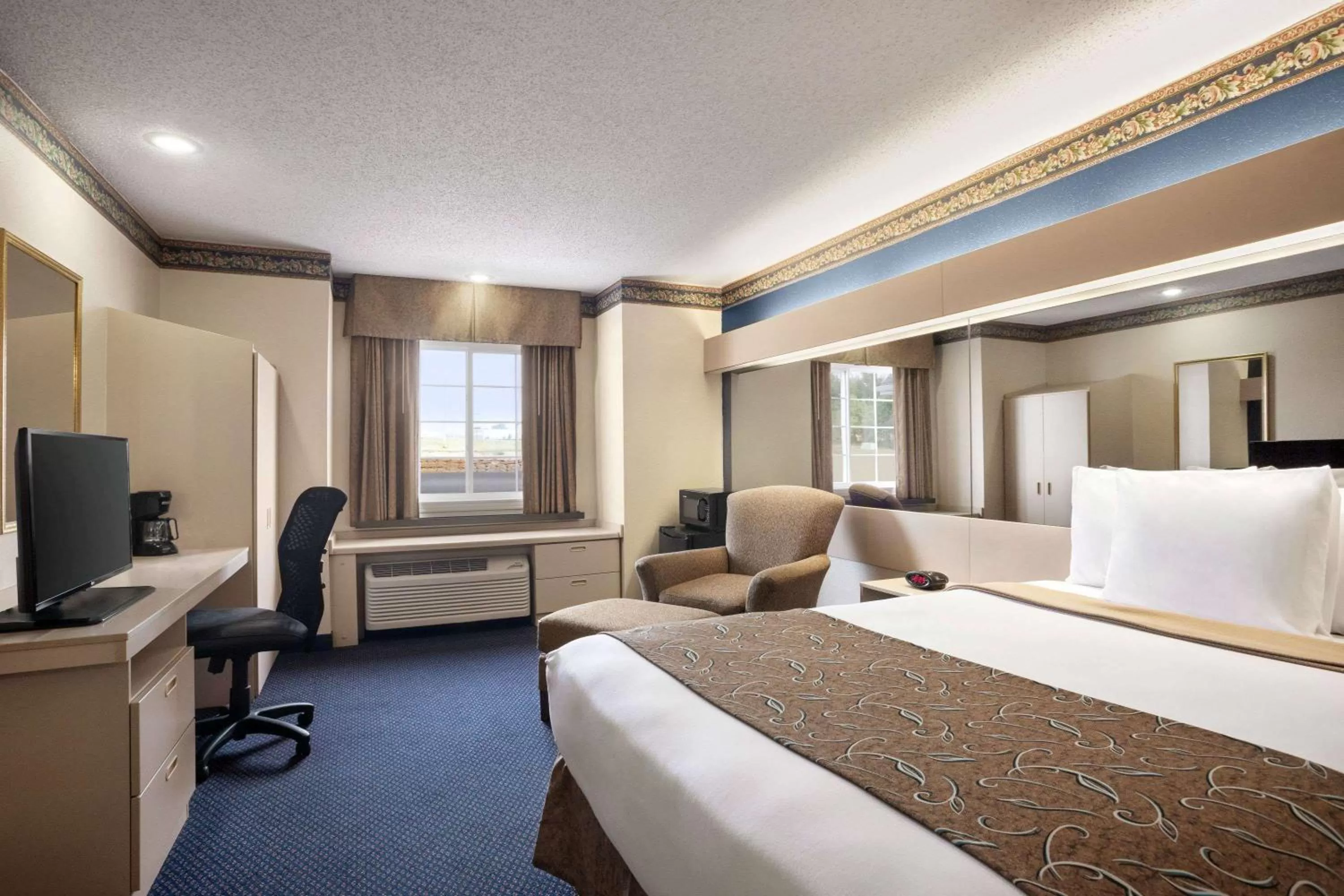 Queen Room - Non-Smoking in Travelodge by Wyndham Fort Scott