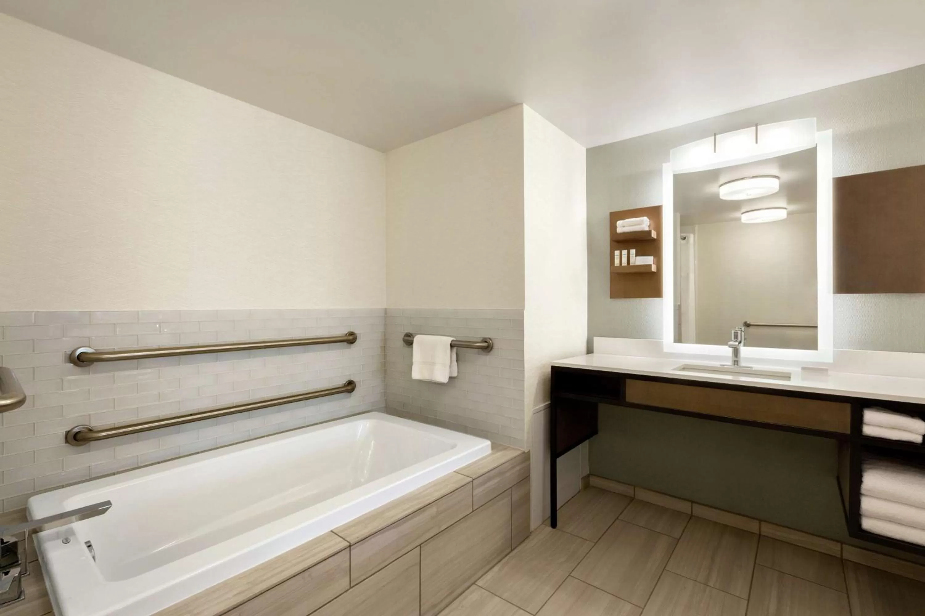 Bathroom, Bed in Hilton Garden Inn Tifton