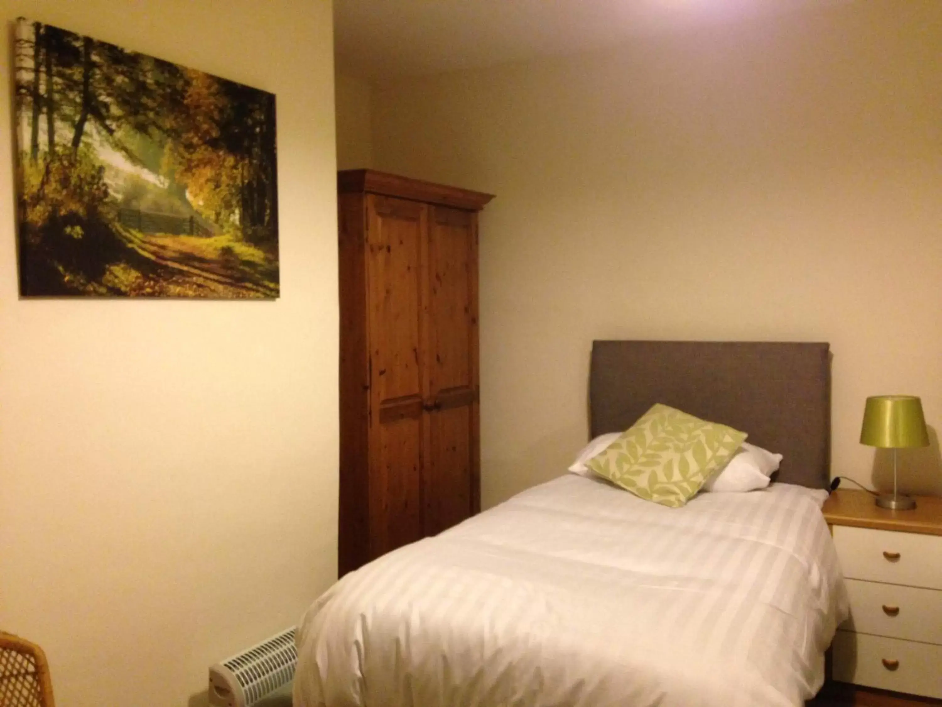 Bedroom, Bed in Blue Lion Inn