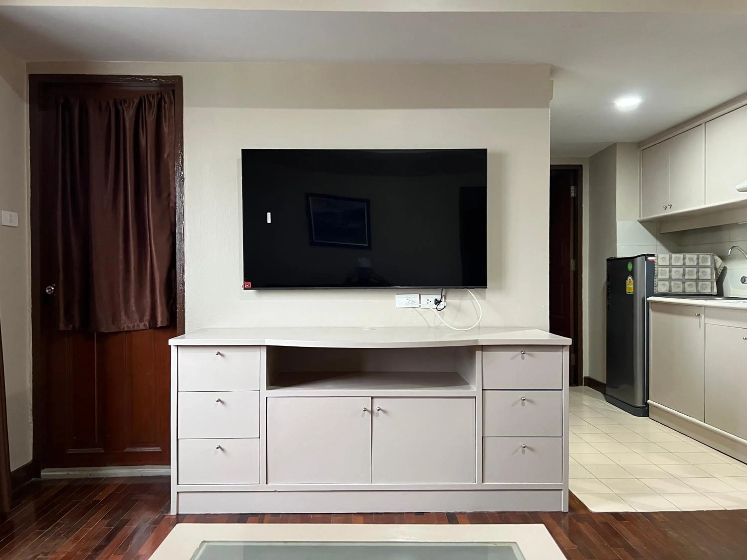 TV and multimedia in Mall Suites Hotel