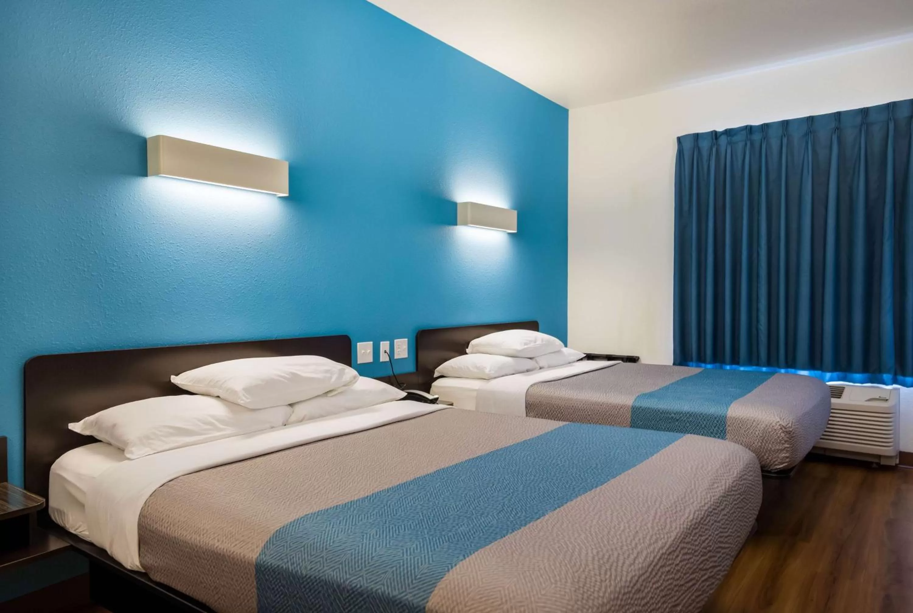 Photo of the whole room, Bed in Motel 6 Poplar Bluff, MO