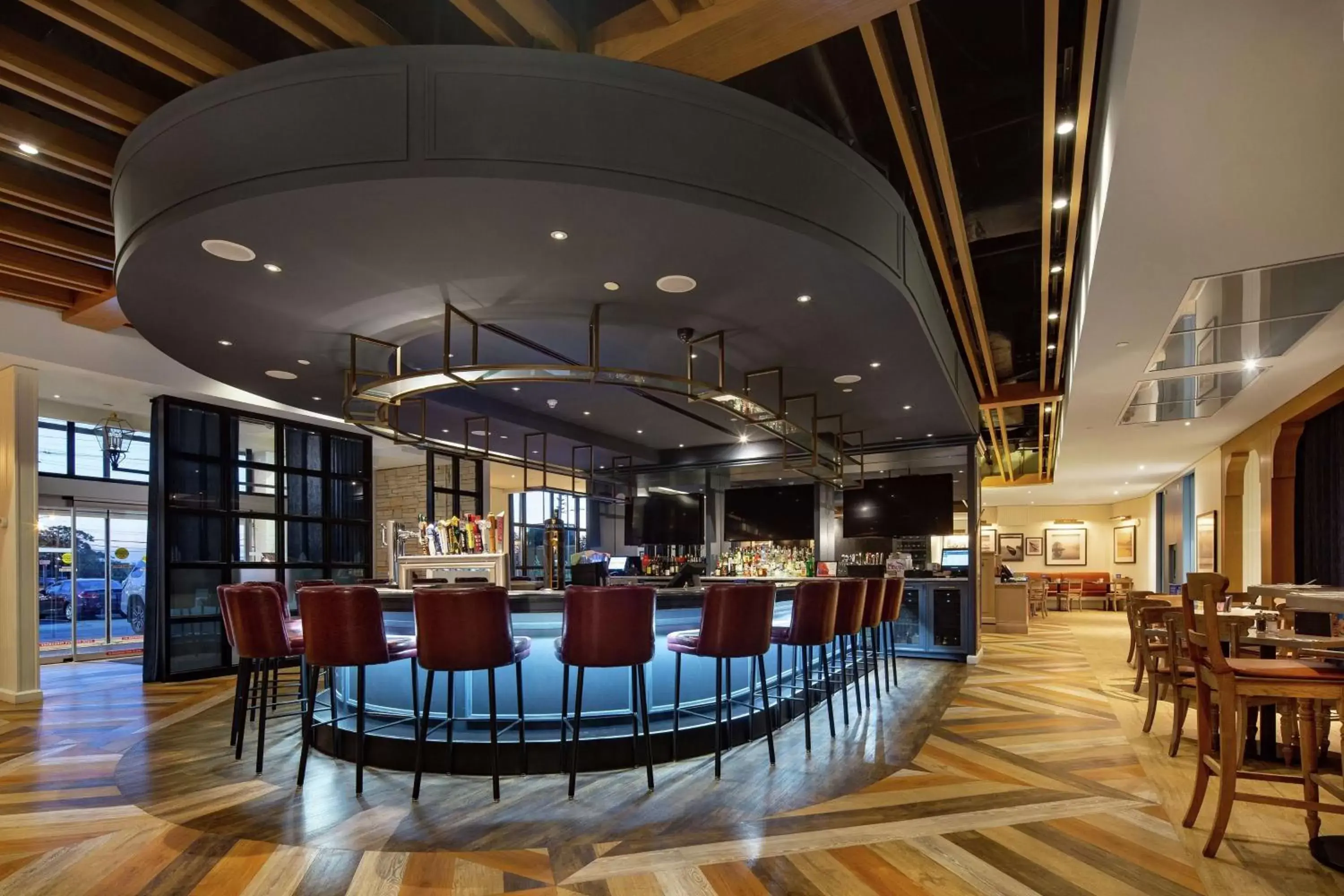 Lounge or bar, Restaurant/Places to Eat in Doubletree by Hilton Toronto Airport, ON