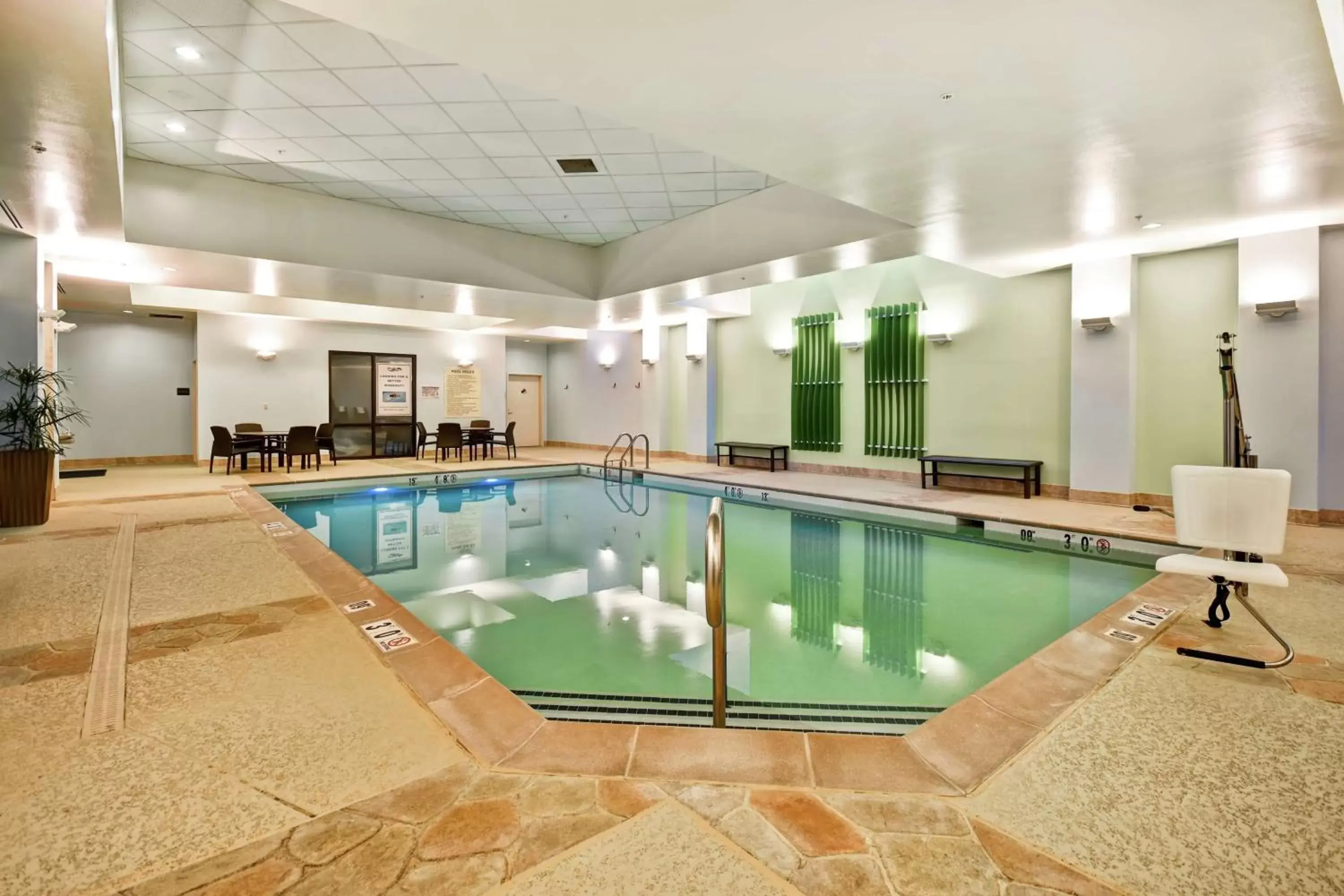 Pool view, Swimming Pool in Embassy Suites Springfield