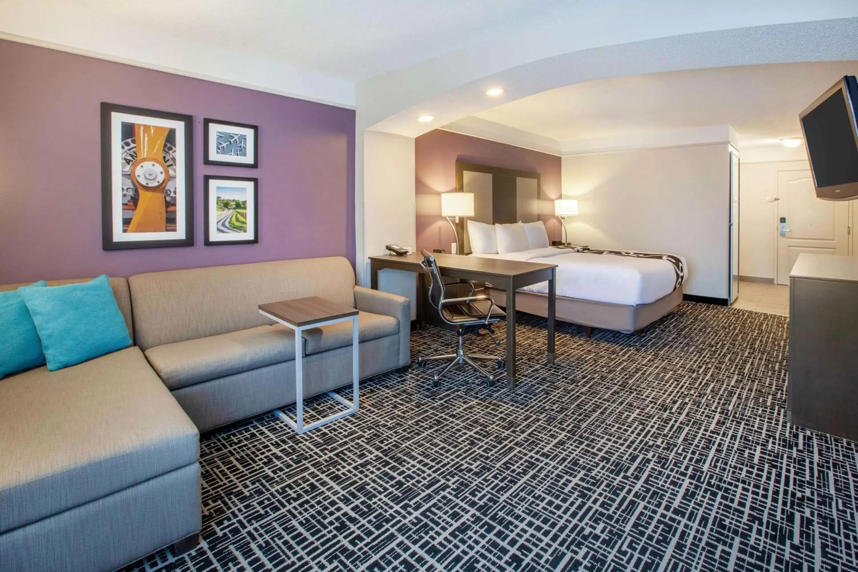 Photo of the whole room, Seating Area in La Quinta by Wyndham Cincinnati Airport Florence