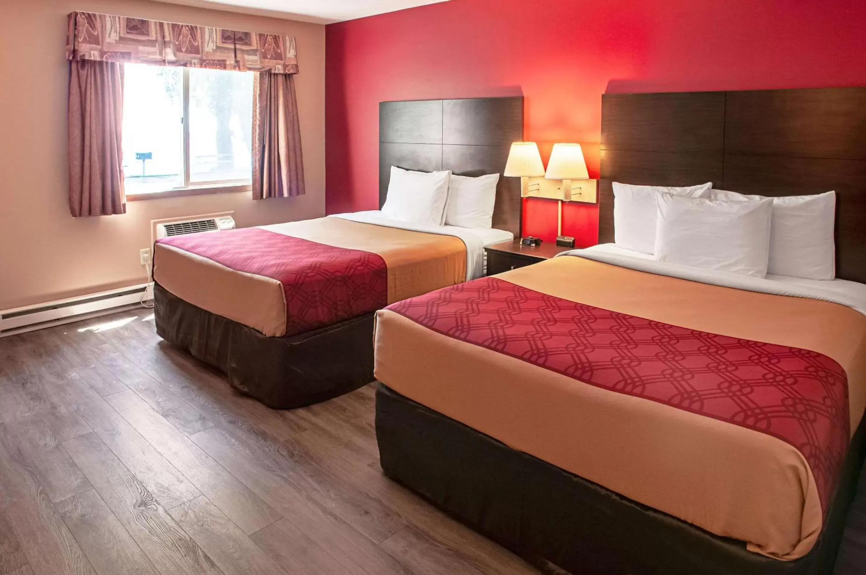 Photo of the whole room, Bed in Econo Lodge On the Bay Photo of the whole room, Bed in Econo Lodge On the Bay