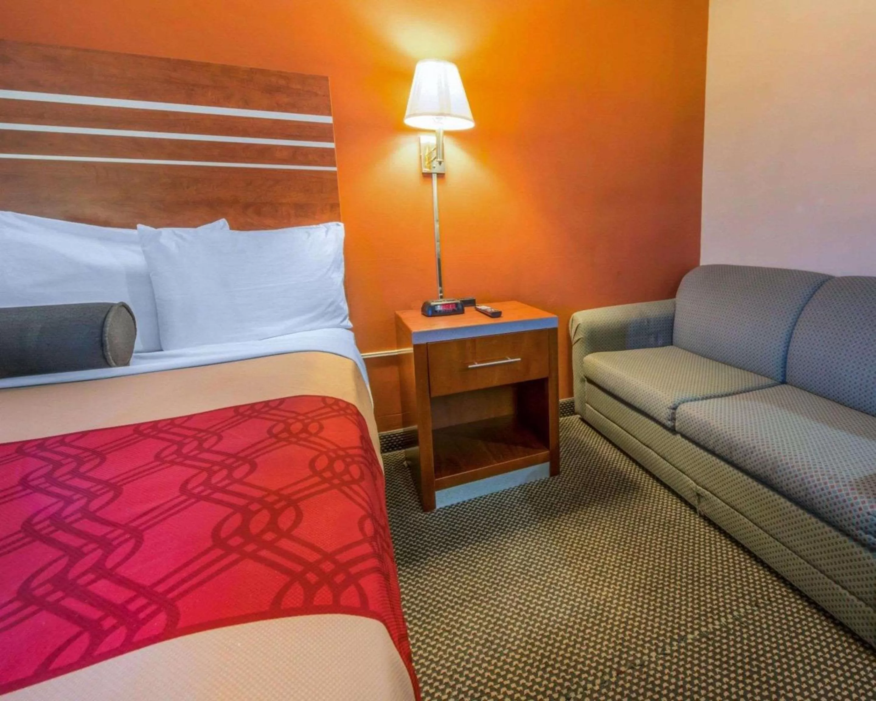 Photo of the whole room, Bed in Econo Lodge