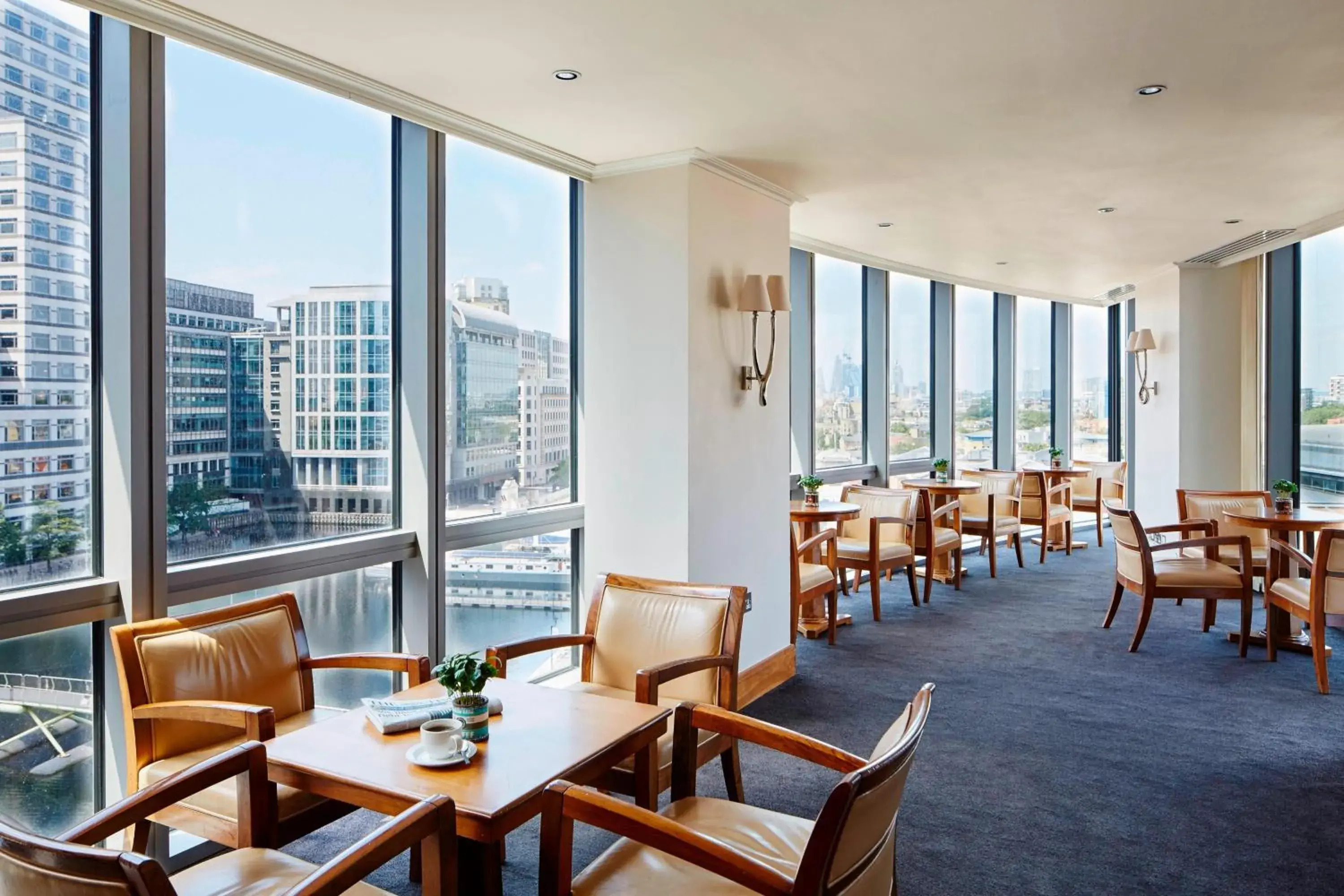 Lounge or bar, Restaurant/Places to Eat in London Marriott Hotel Canary Wharf