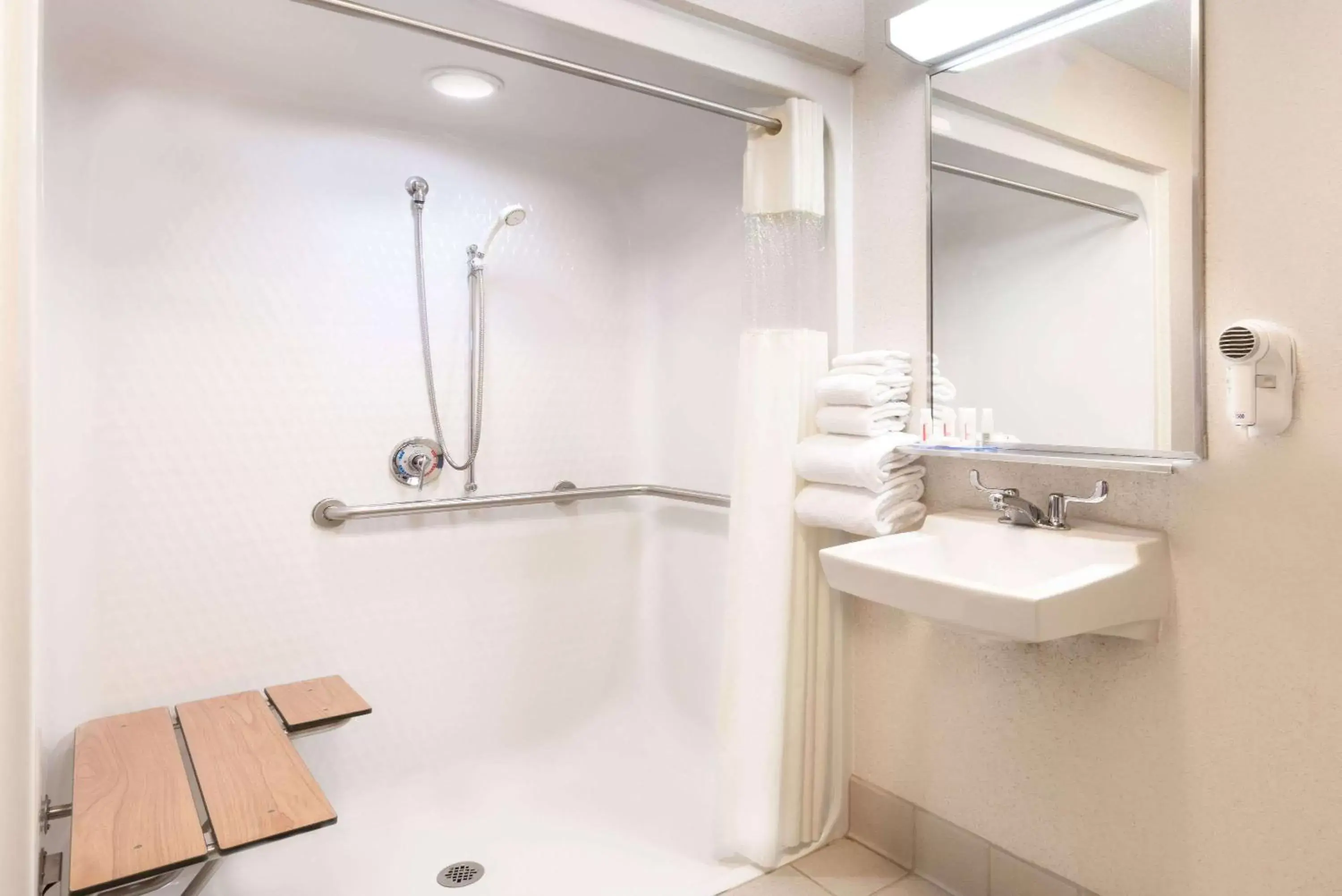 Double Room - Mobility Accessible Room/Non-Smoking in Baymont by Wyndham Columbus/Rickenbacker Double Room - Mobility Accessible Room/Non-Smoking in Baymont by Wyndham Columbus/Rickenbacker