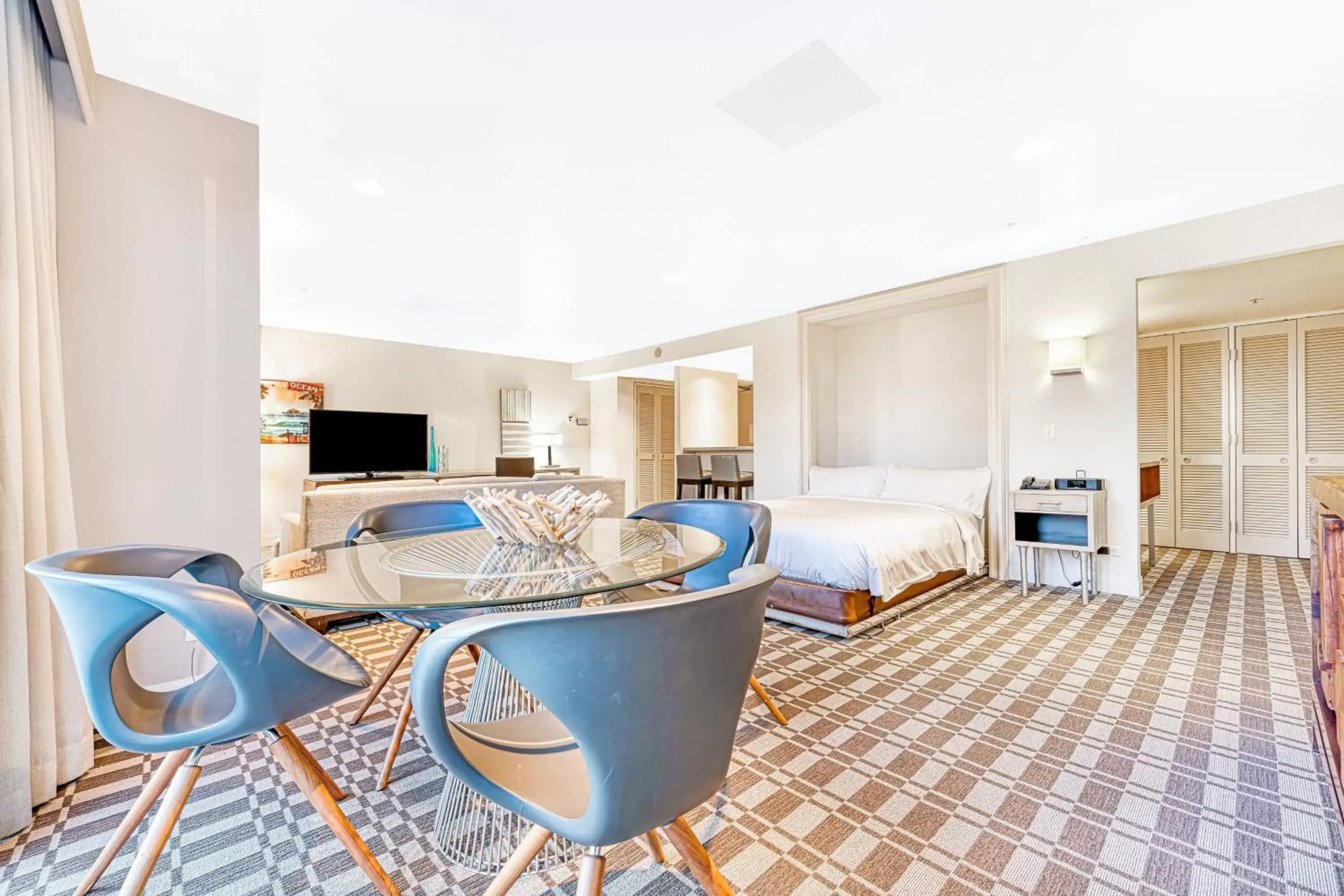 Living room, Seating Area in Renaissance Long Beach Hotel