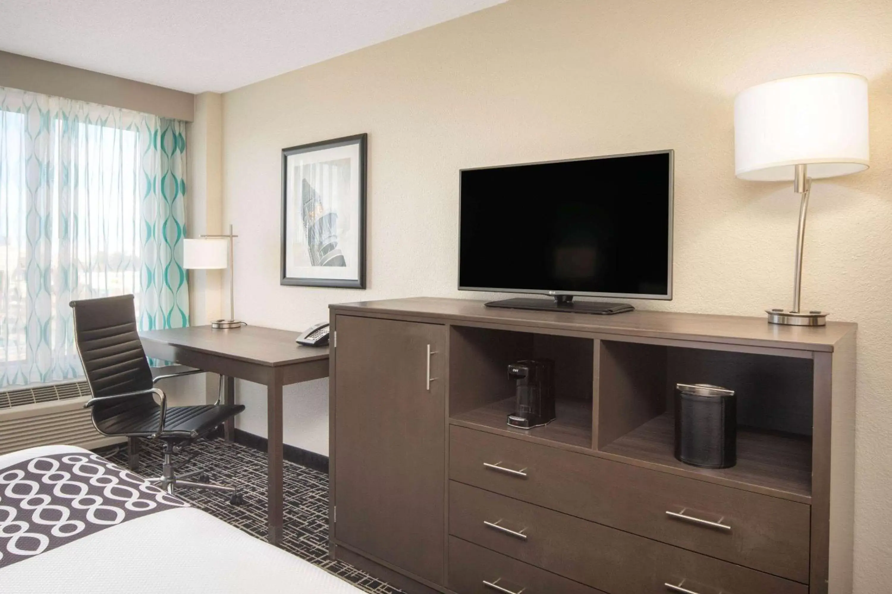 Photo of the whole room, TV/Entertainment Center in La Quinta by Wyndham Atlanta Airport North