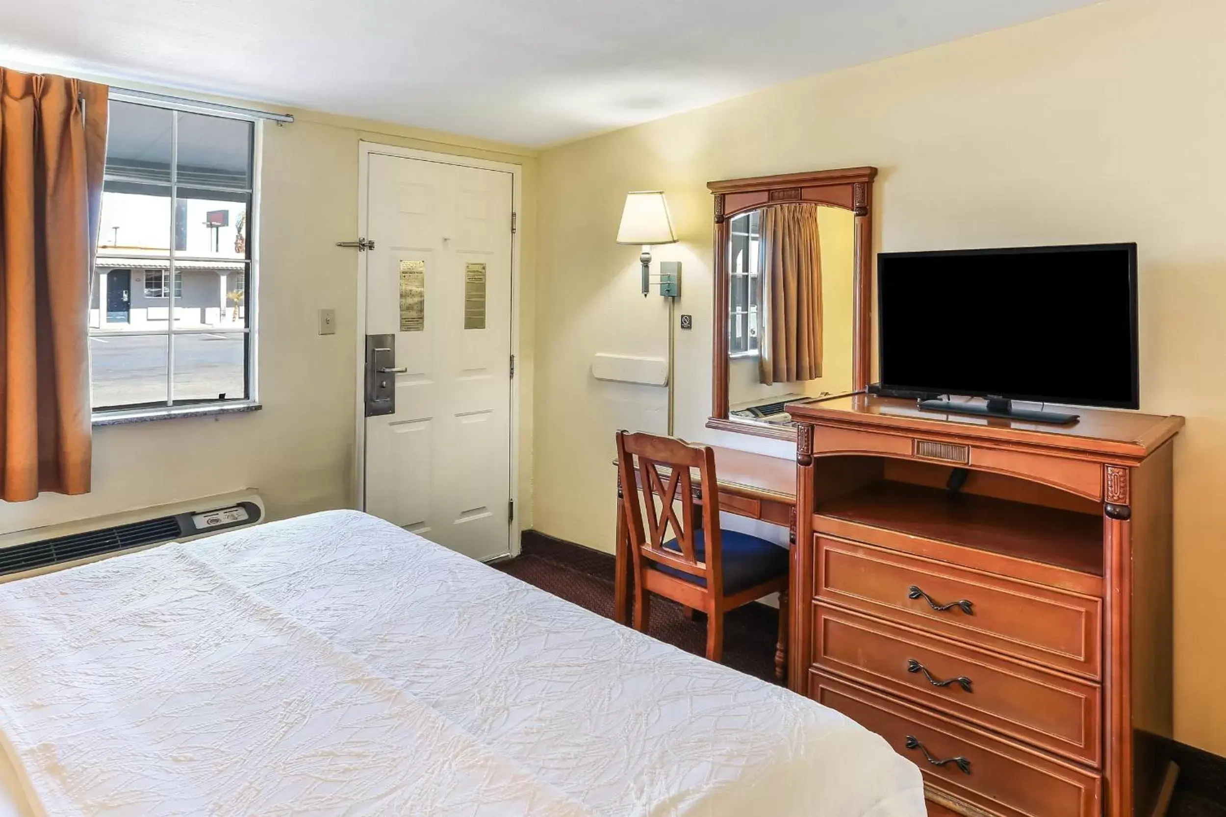 Bedroom, TV/Entertainment Center in Americas Best Value Inn and Suites El Centro