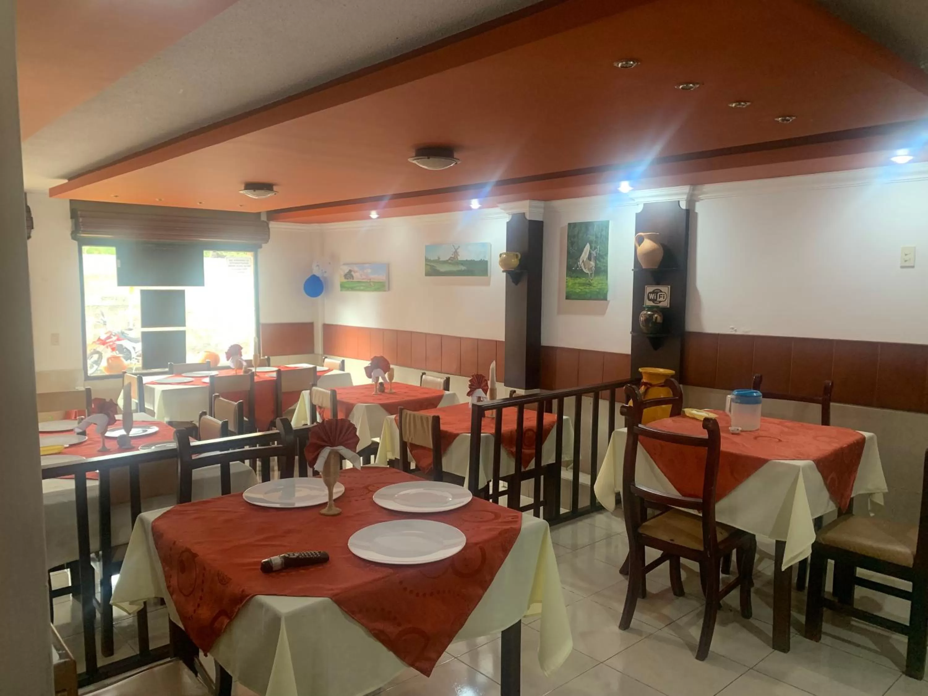 Restaurant/places to eat in Hostal Jora Continental