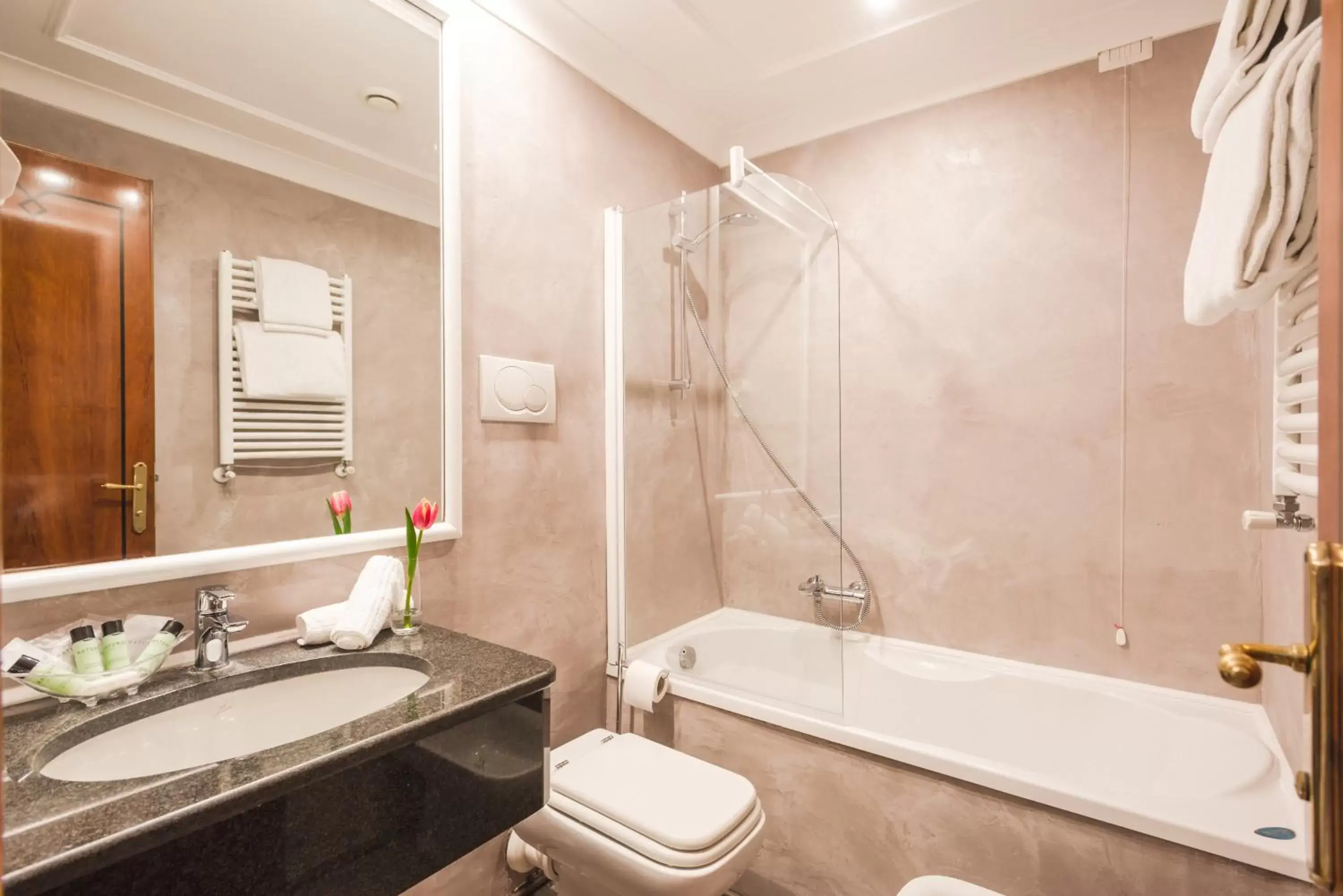 Bathroom in Raeli Hotel Siracusa