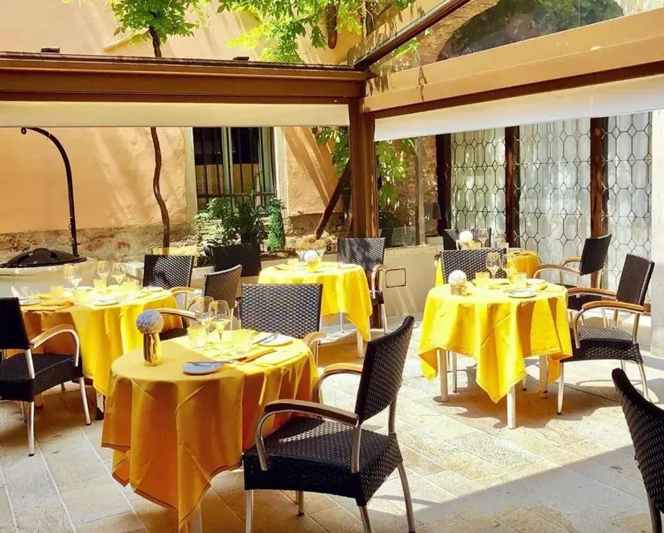 Restaurant/Places to Eat in Hotel Saturnia & International