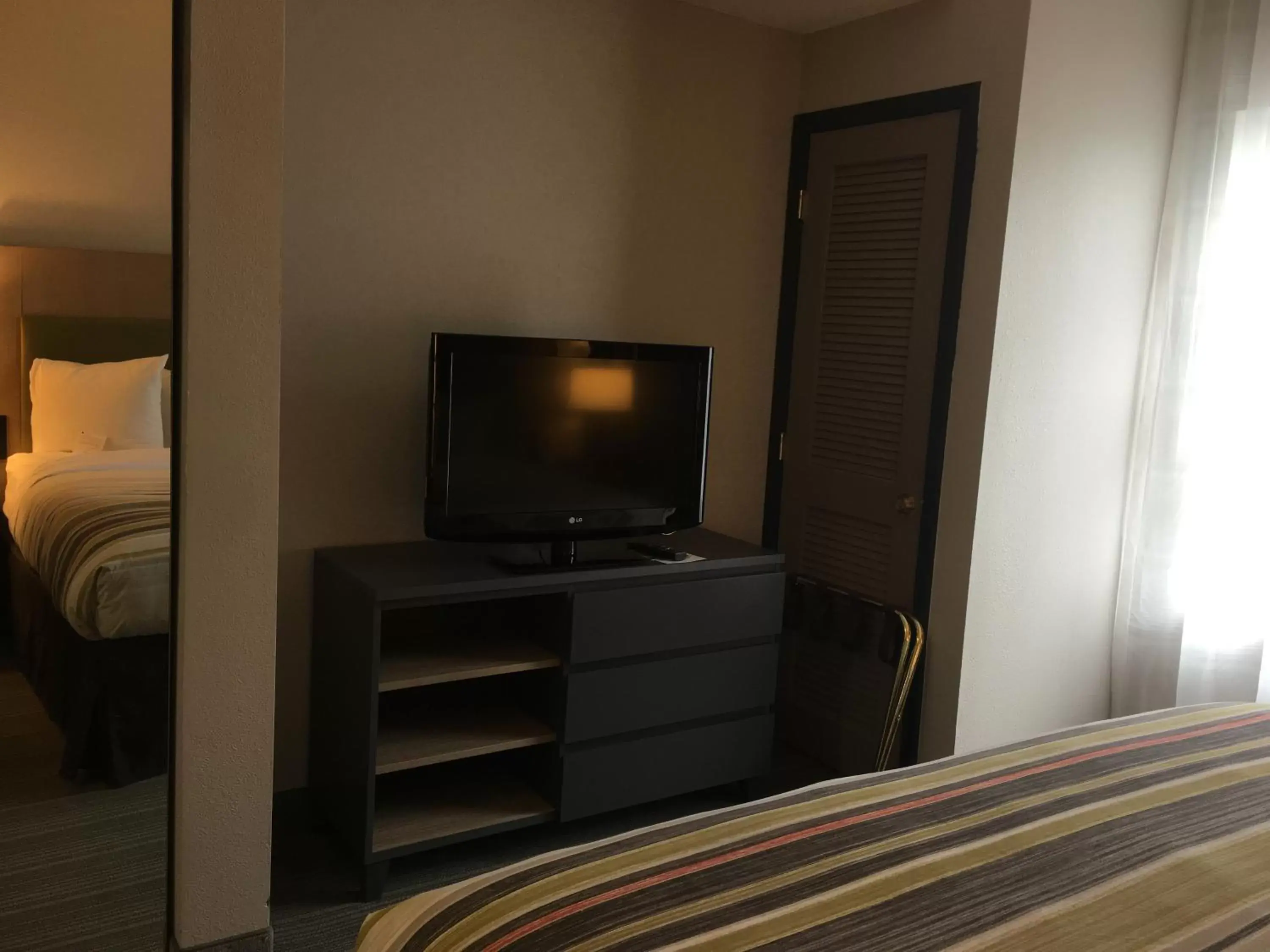 One-Bedroom King Suite - Non-Smoking in Country Inn & Suites by Radisson, Camp Springs (Andrews Air Force Base), MD
