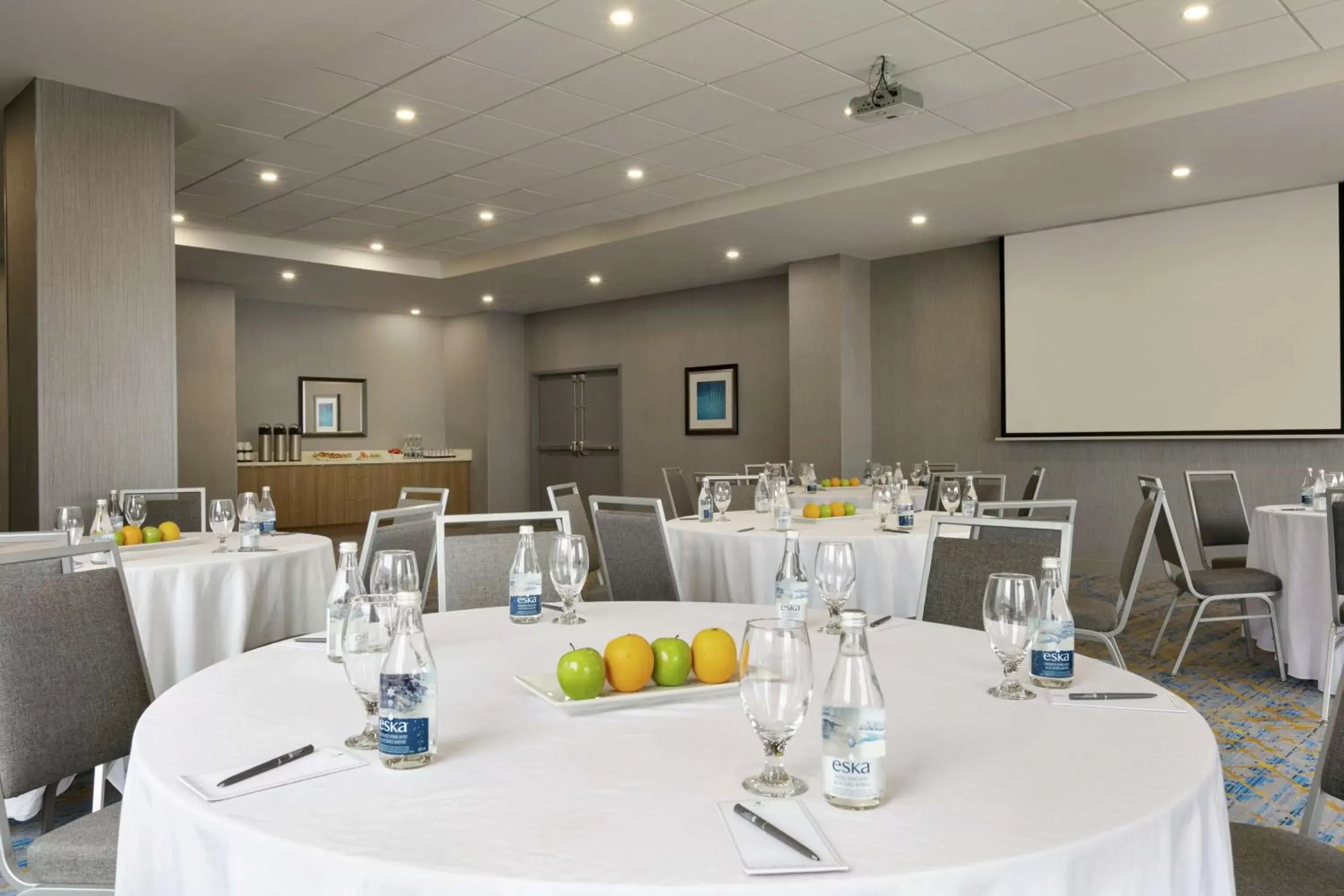 Meeting/conference room in Embassy Suites By Hilton Montreal Airport