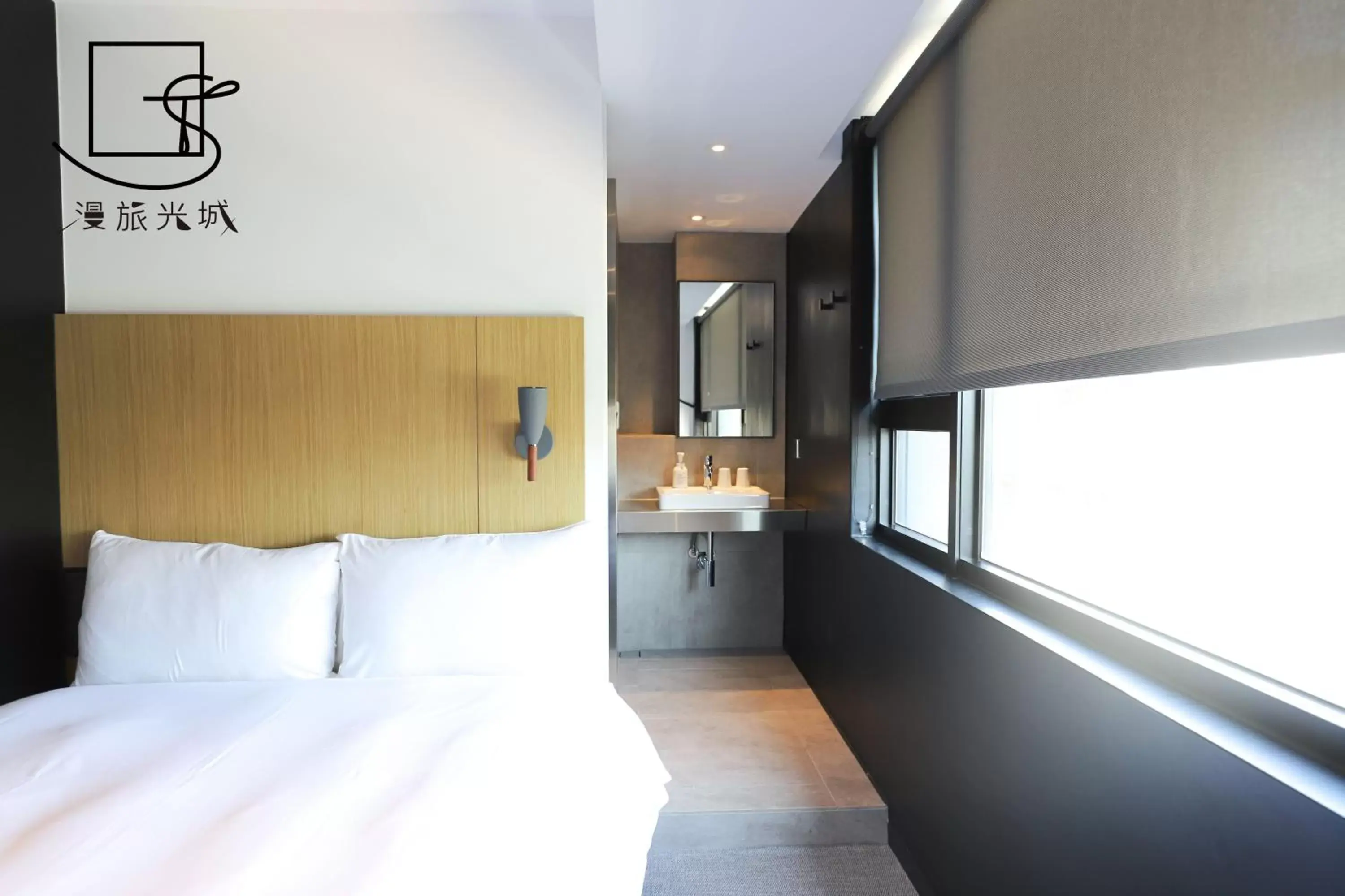 Bed in Slow Town Hotel-Glowing Bed in Slow Town Hotel-Glowing