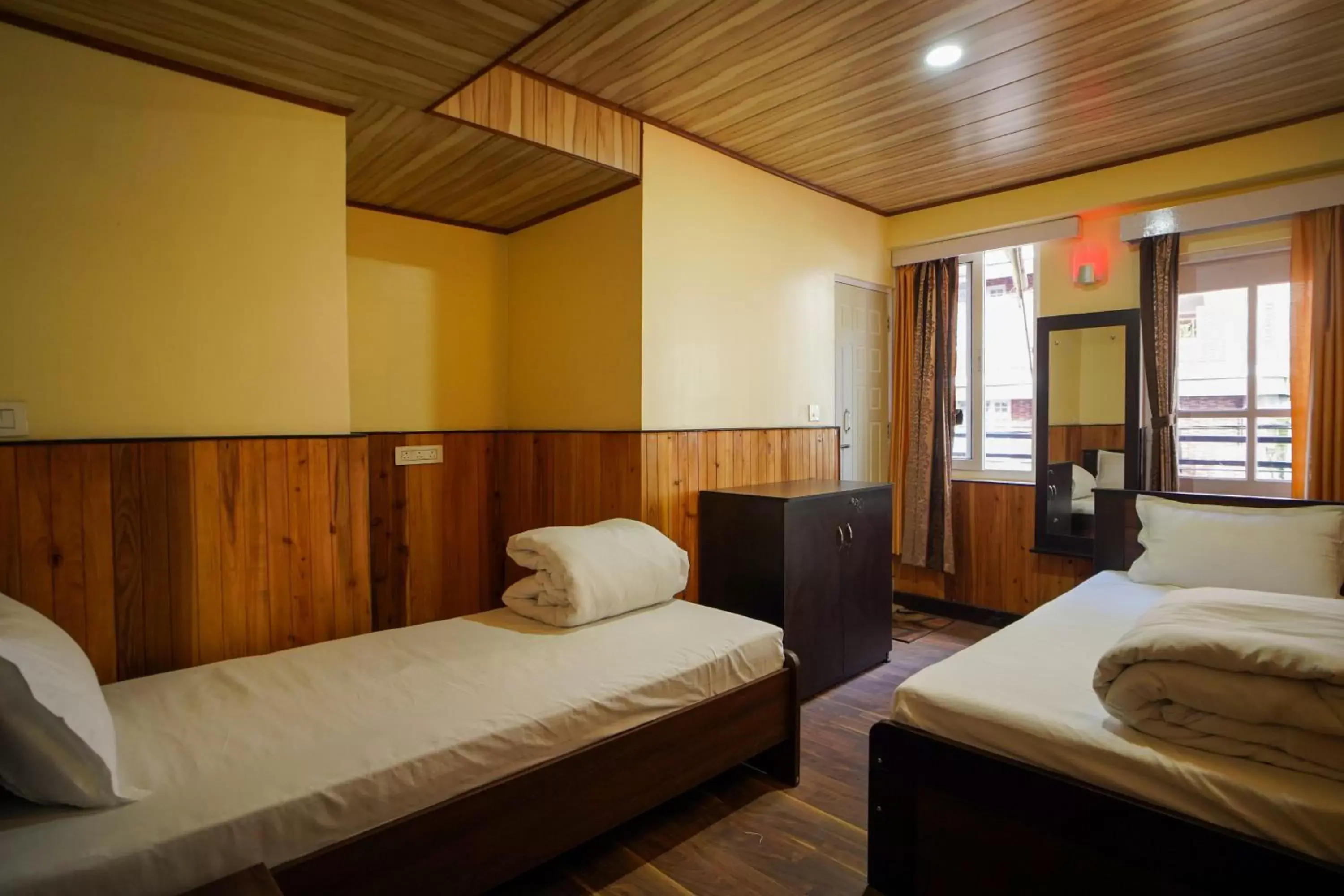 Property building, Bed in Hotel Hill Queen near Sherpa Gumba Darjeeling Mall 5 Min Couple Friendly Property building, Bed in Hotel Hill Queen near Sherpa Gumba Darjeeling Mall 5 Min Couple Friendly
