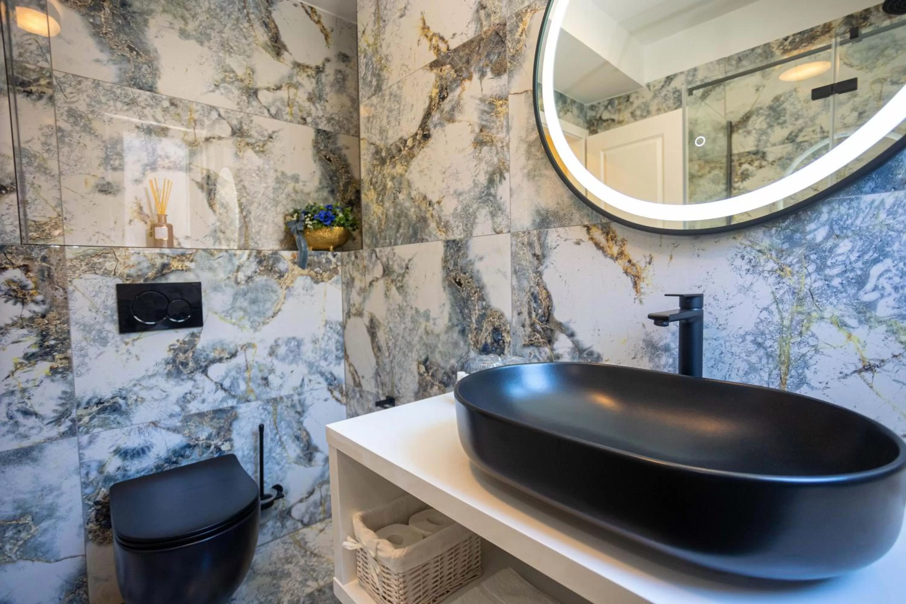 Toilet in City and Style Luxury Rooms Split