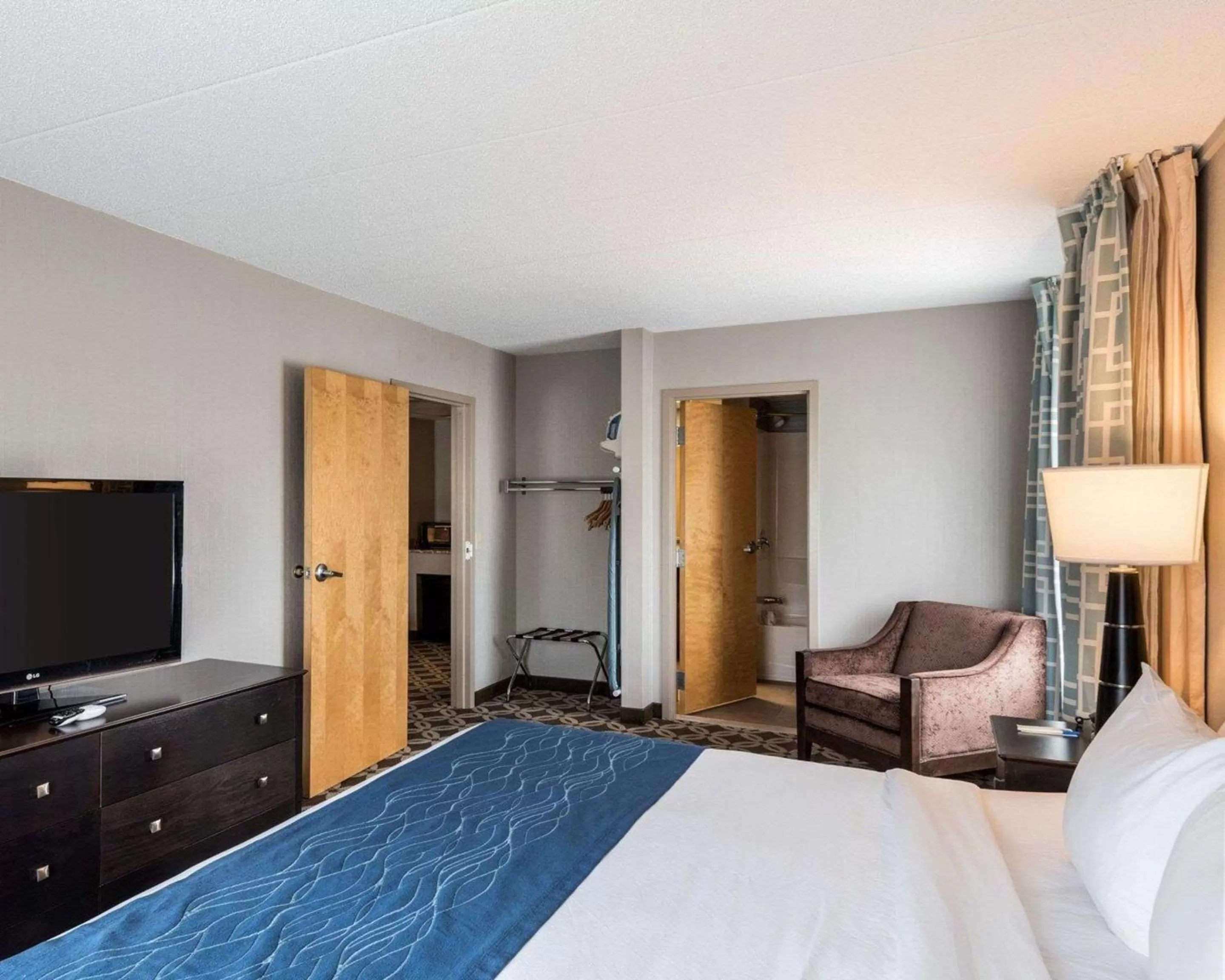 Photo of the whole room, Bed in Comfort Inn Rehoboth Beach