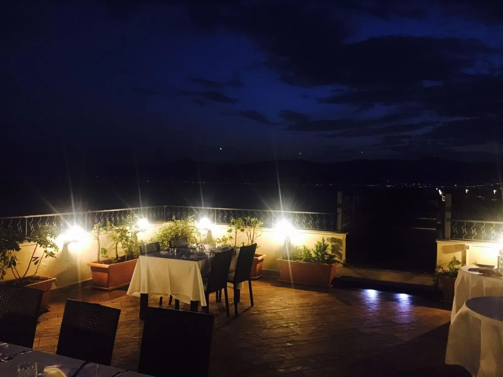 Restaurant/places to eat in E' Hotel