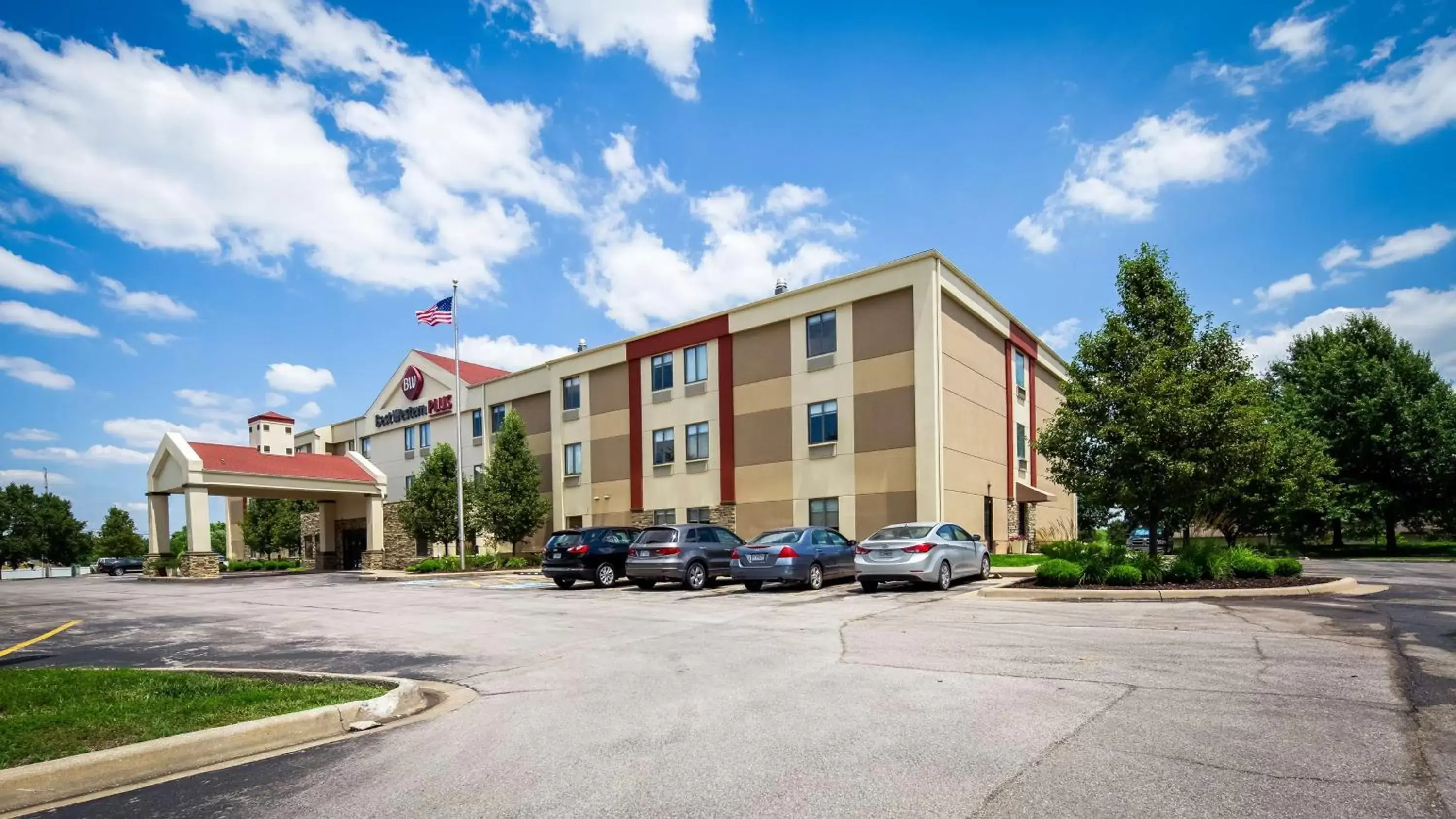 Property Building in Best Western Plus Lee's Summit Hotel & Suites