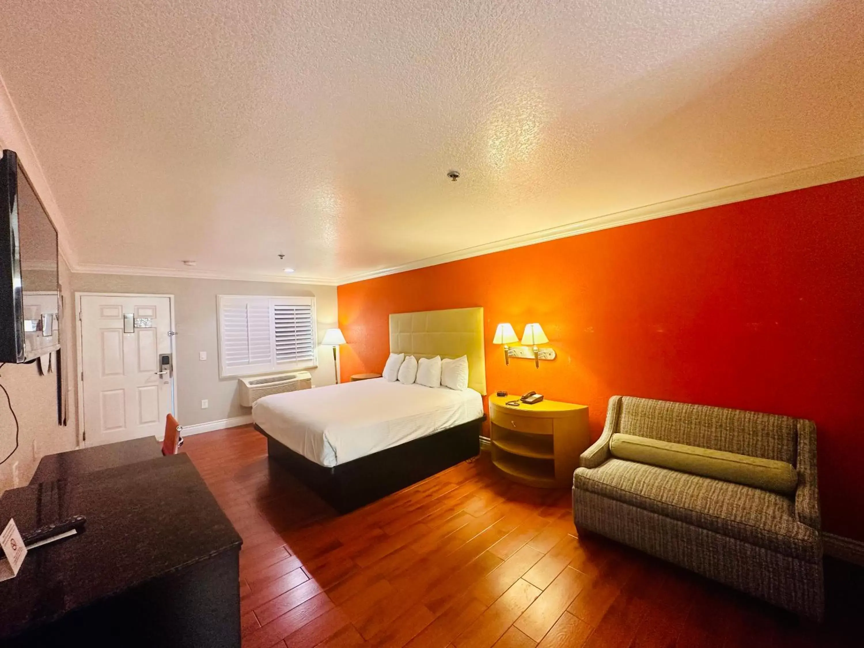 Living room, Bed in Casa Blanca Hotel & Suites Orange