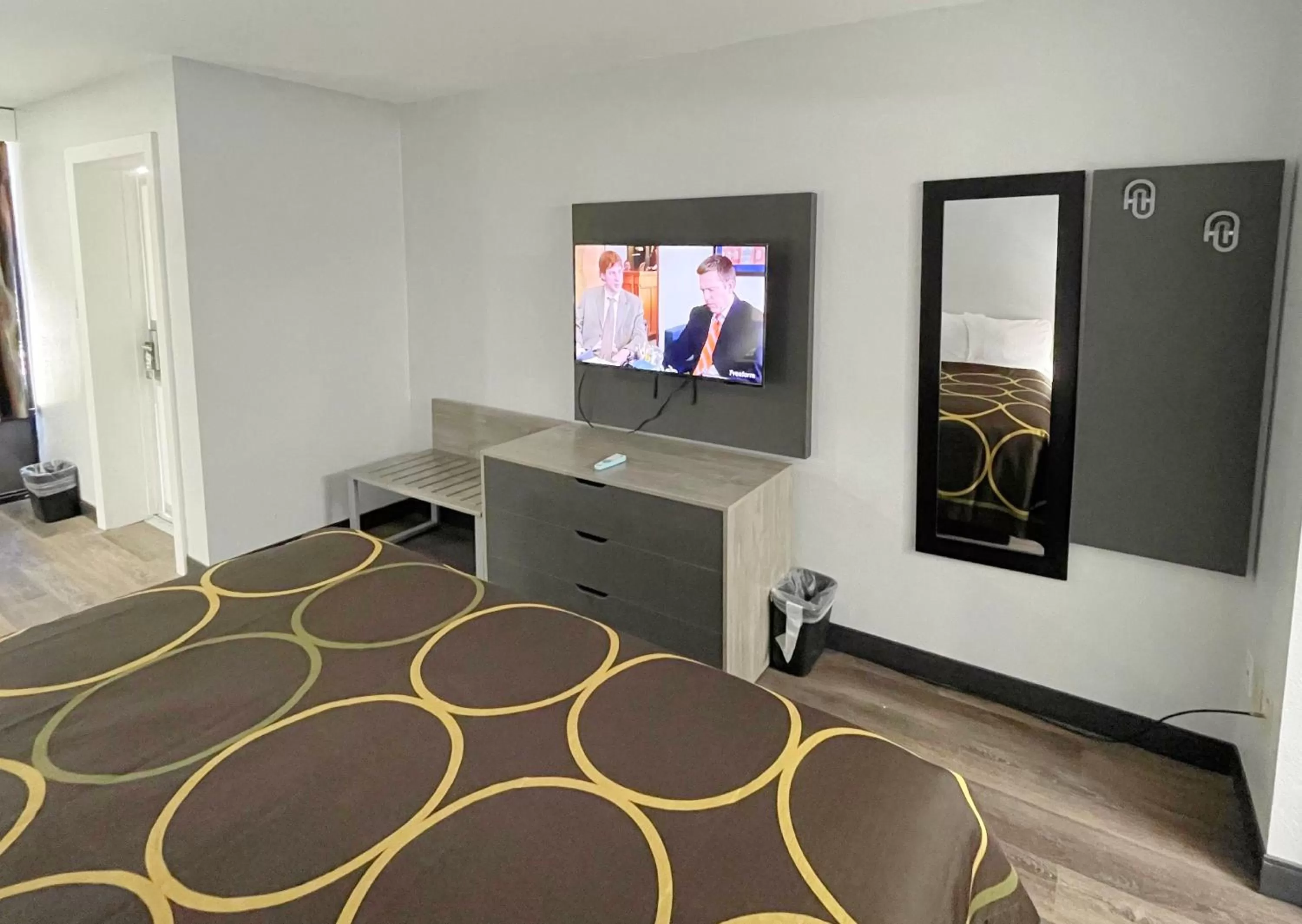 TV and multimedia, Bed in Super 8 by Wyndham Pigeon Forge Downtown