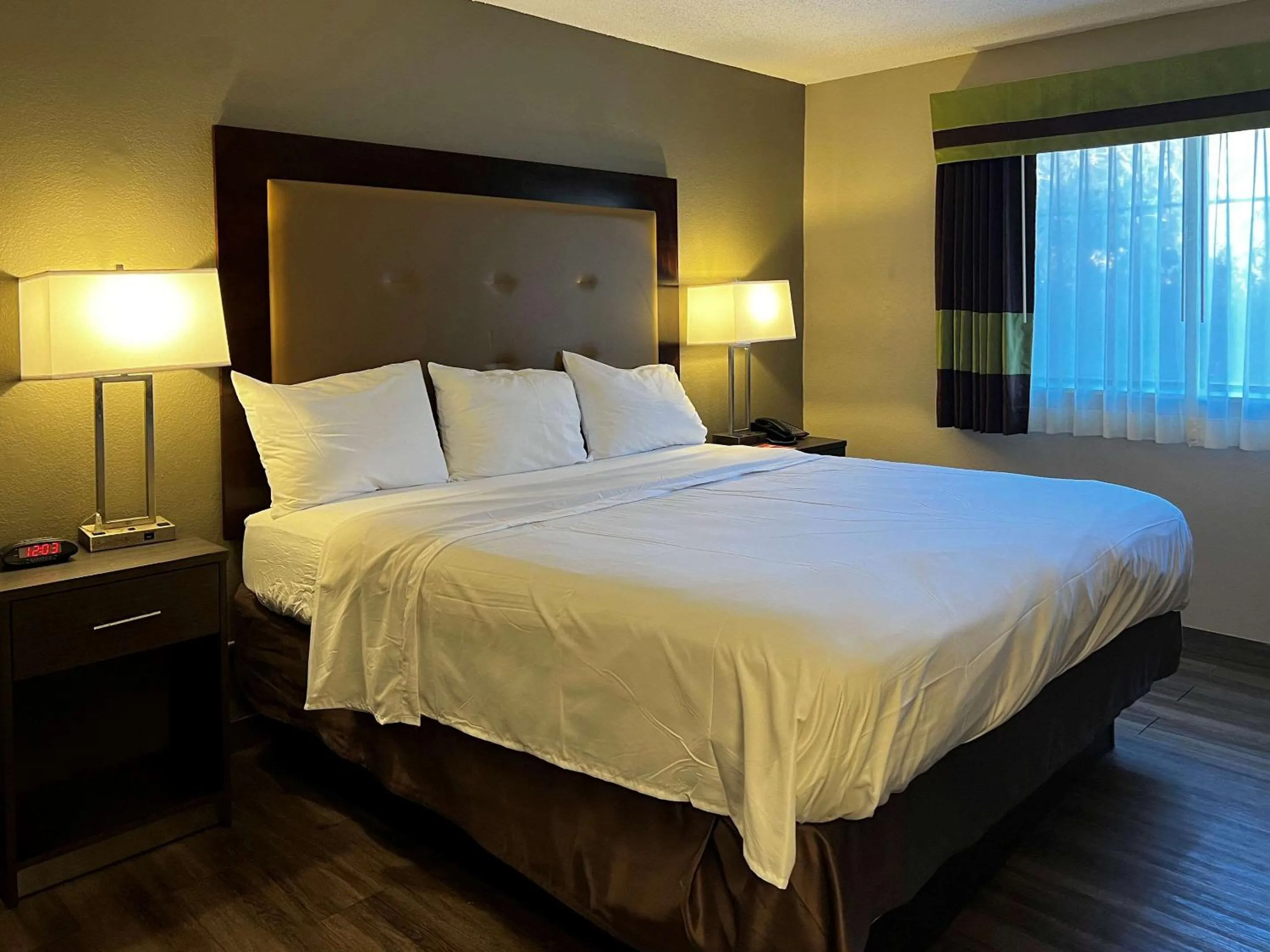 Bedroom, Bed in Econo Lodge