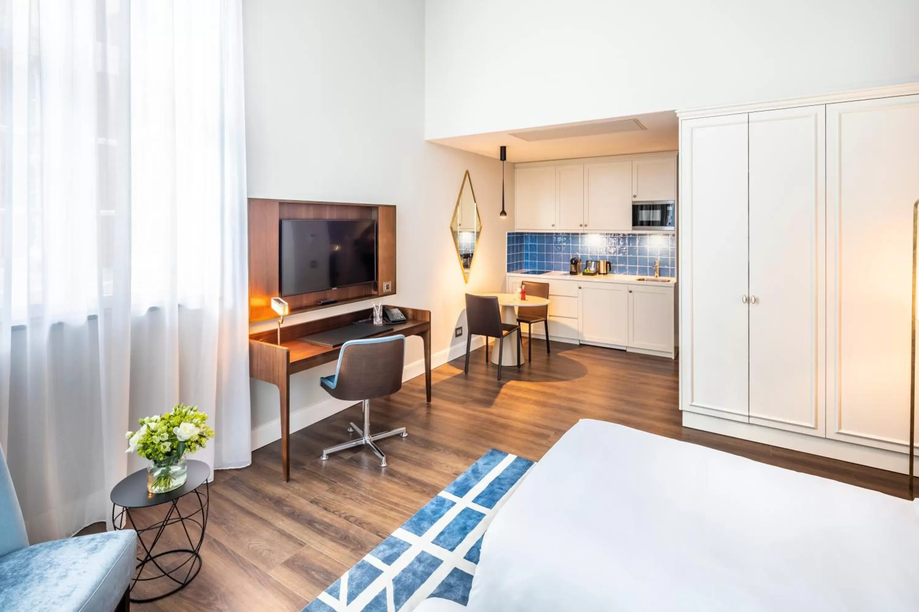 TV and multimedia, Bed in Fraser Suites Hamburg TV and multimedia, Bed in Fraser Suites Hamburg