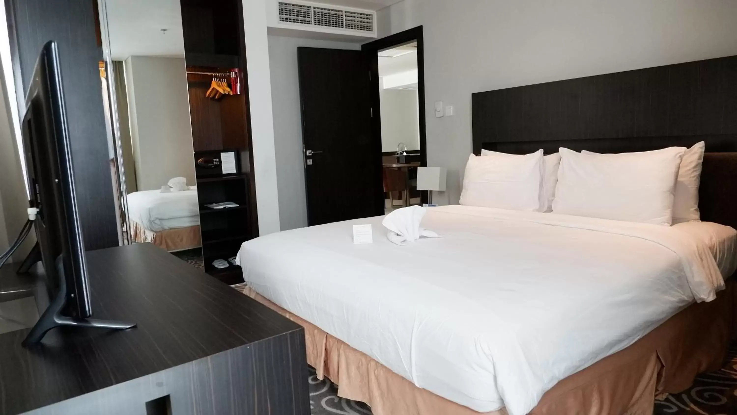 Bedroom, Bed in Swiss-Belhotel Balikpapan